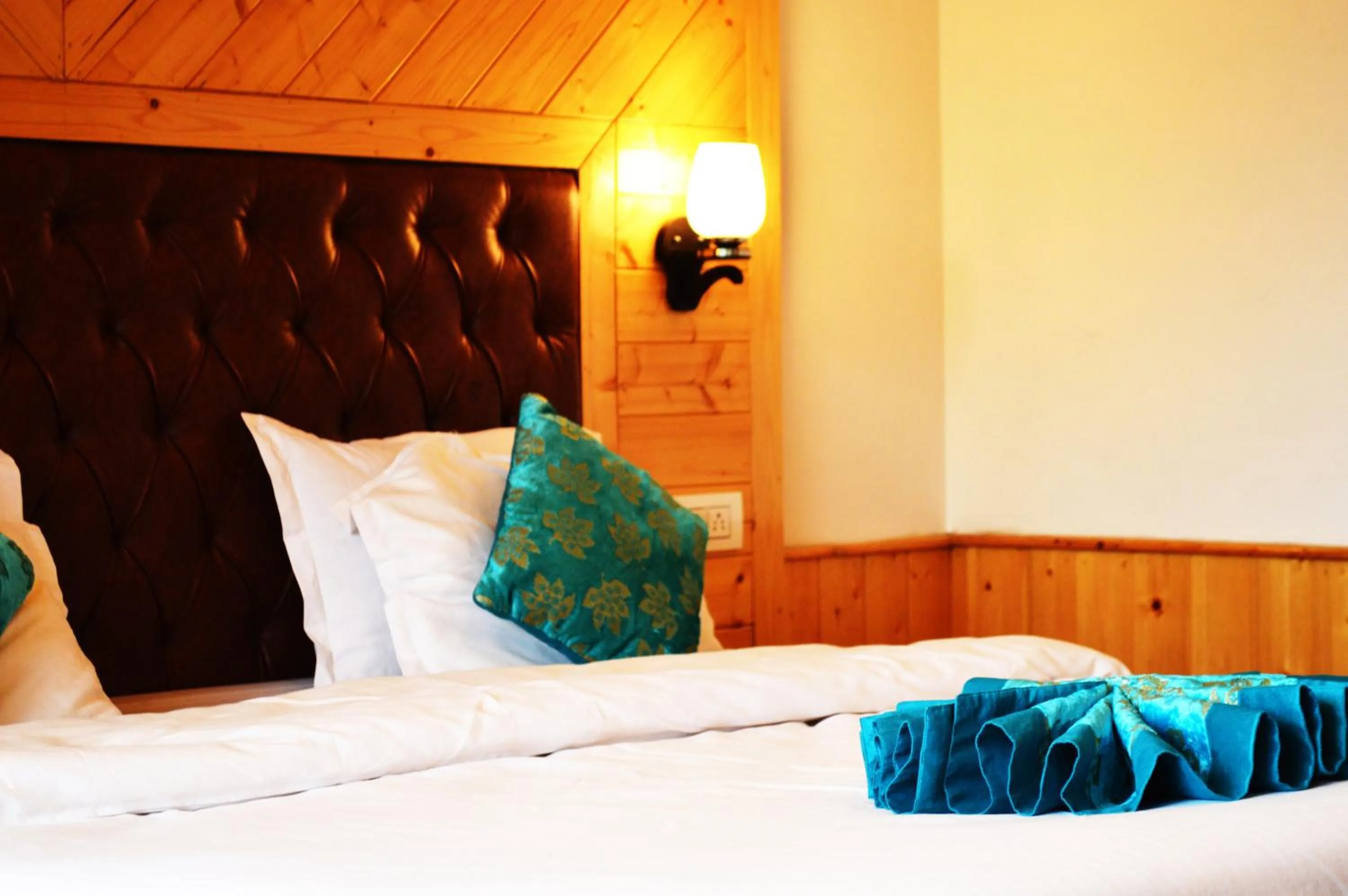 Bed in Manali Outdoor Retreat by Sheosante