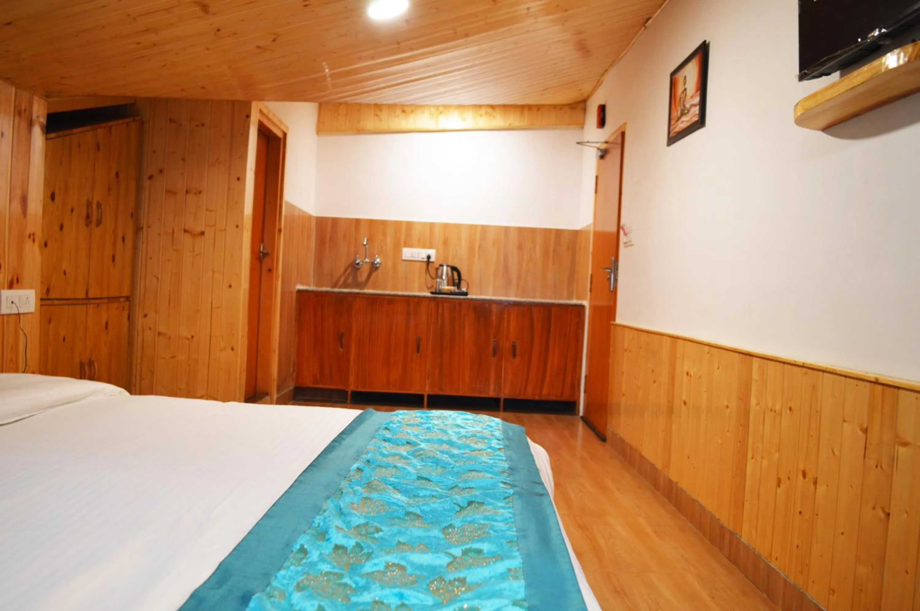 Bed in Manali Outdoor Retreat by Sheosante