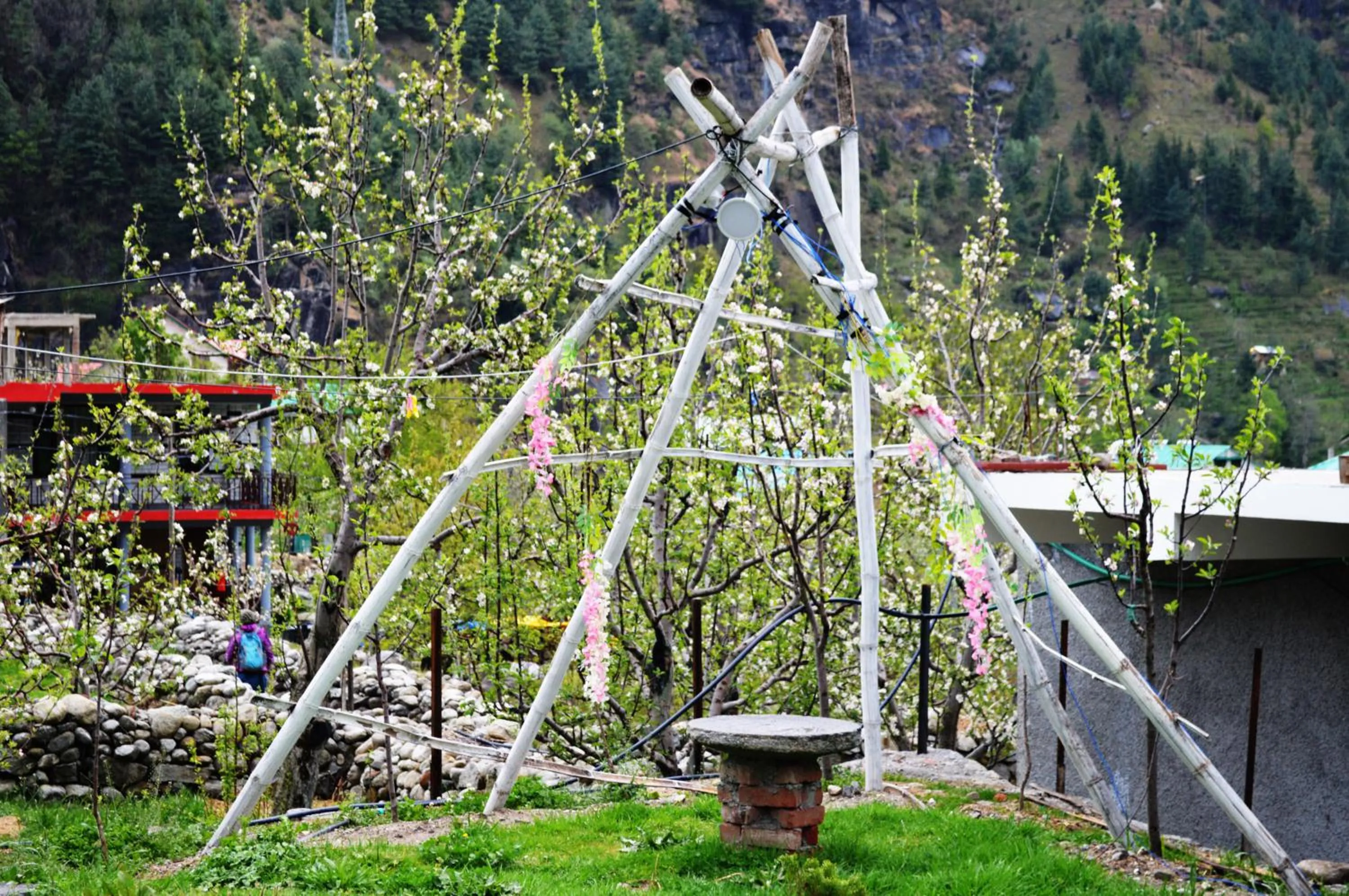 Garden in Manali Outdoor Retreat by Sheosante