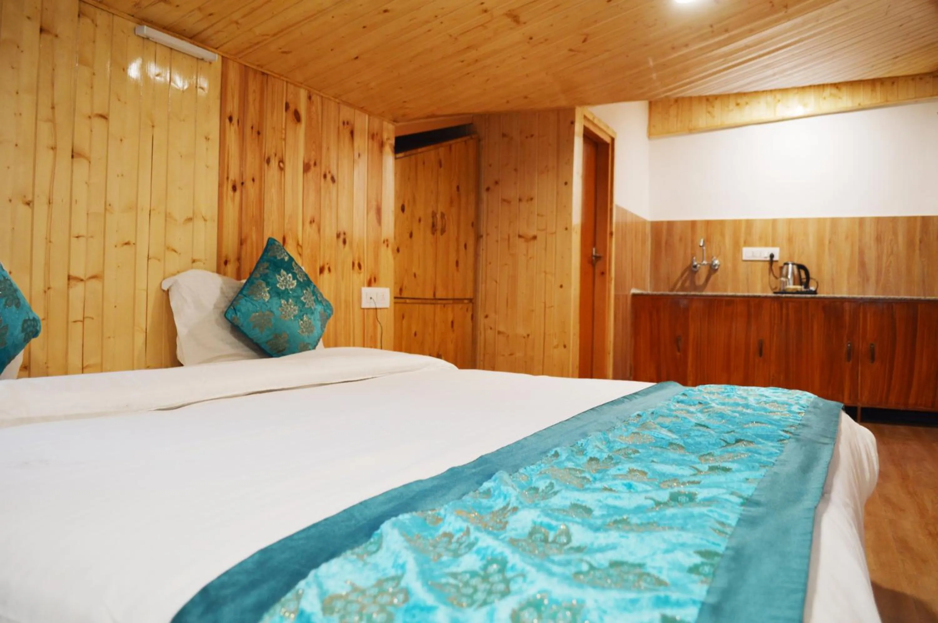 Bed in Manali Outdoor Retreat by Sheosante