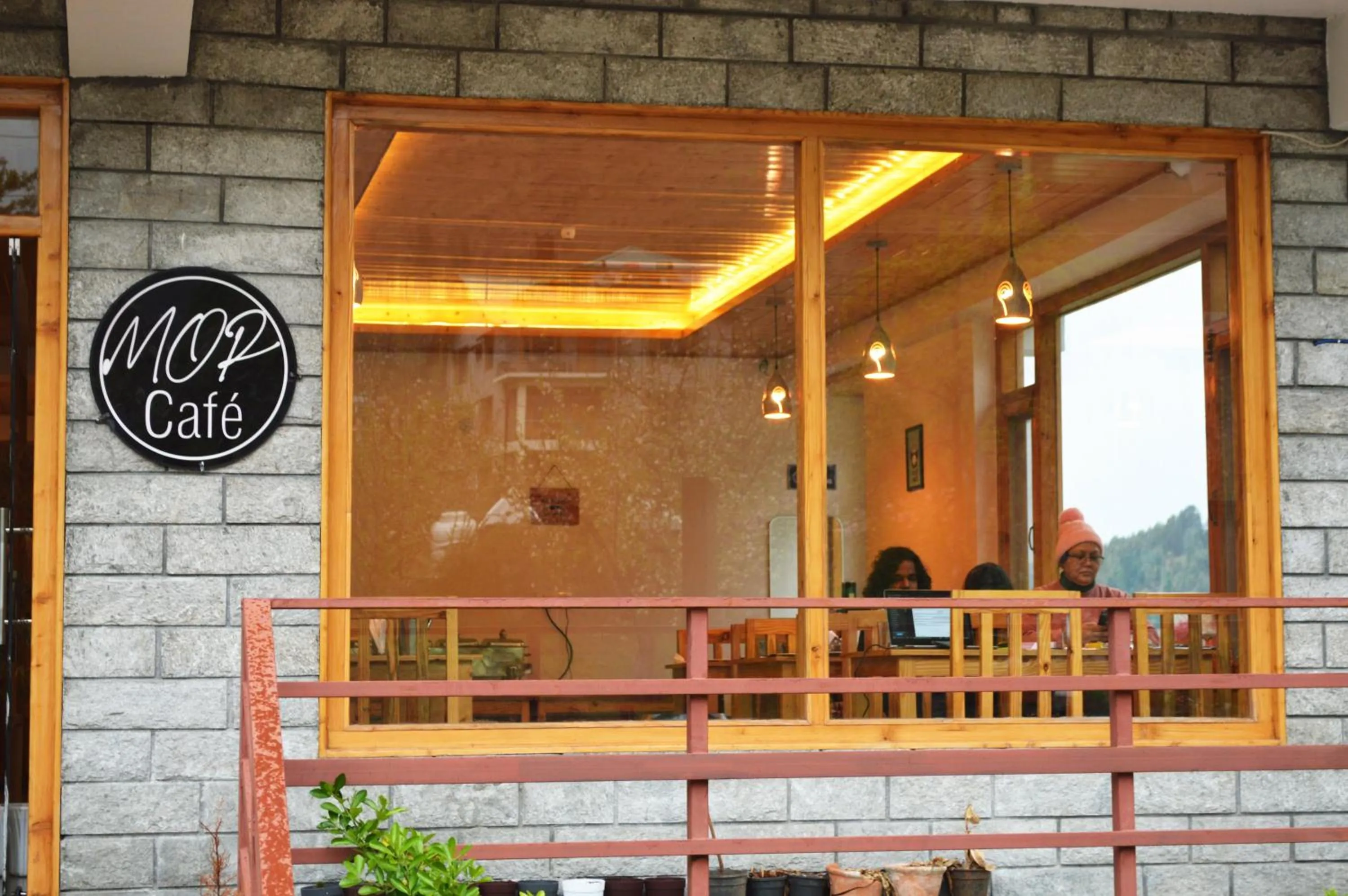 Restaurant/places to eat in Manali Outdoor Retreat by Sheosante