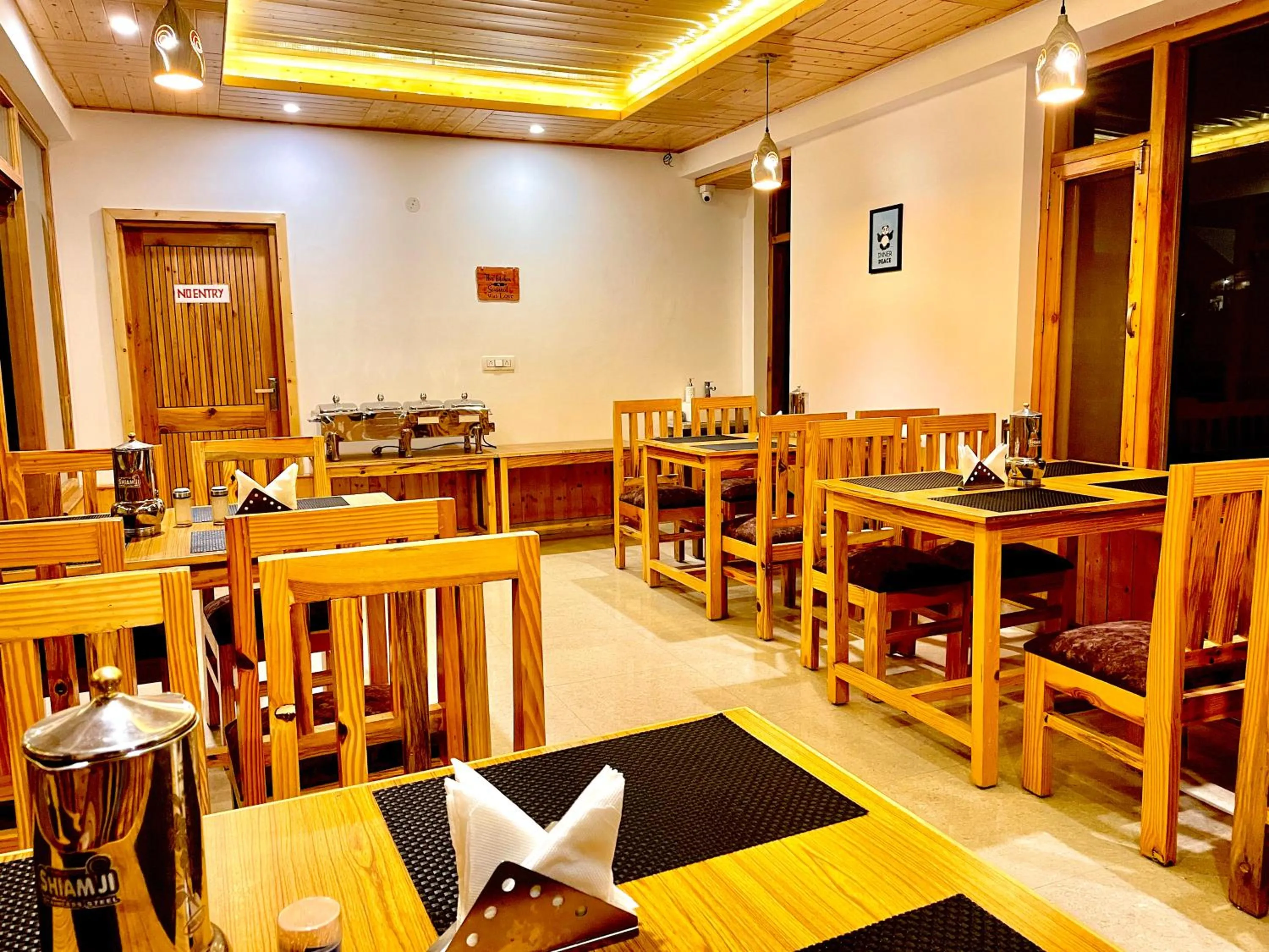 Restaurant/places to eat in Manali Outdoor Retreat by Sheosante