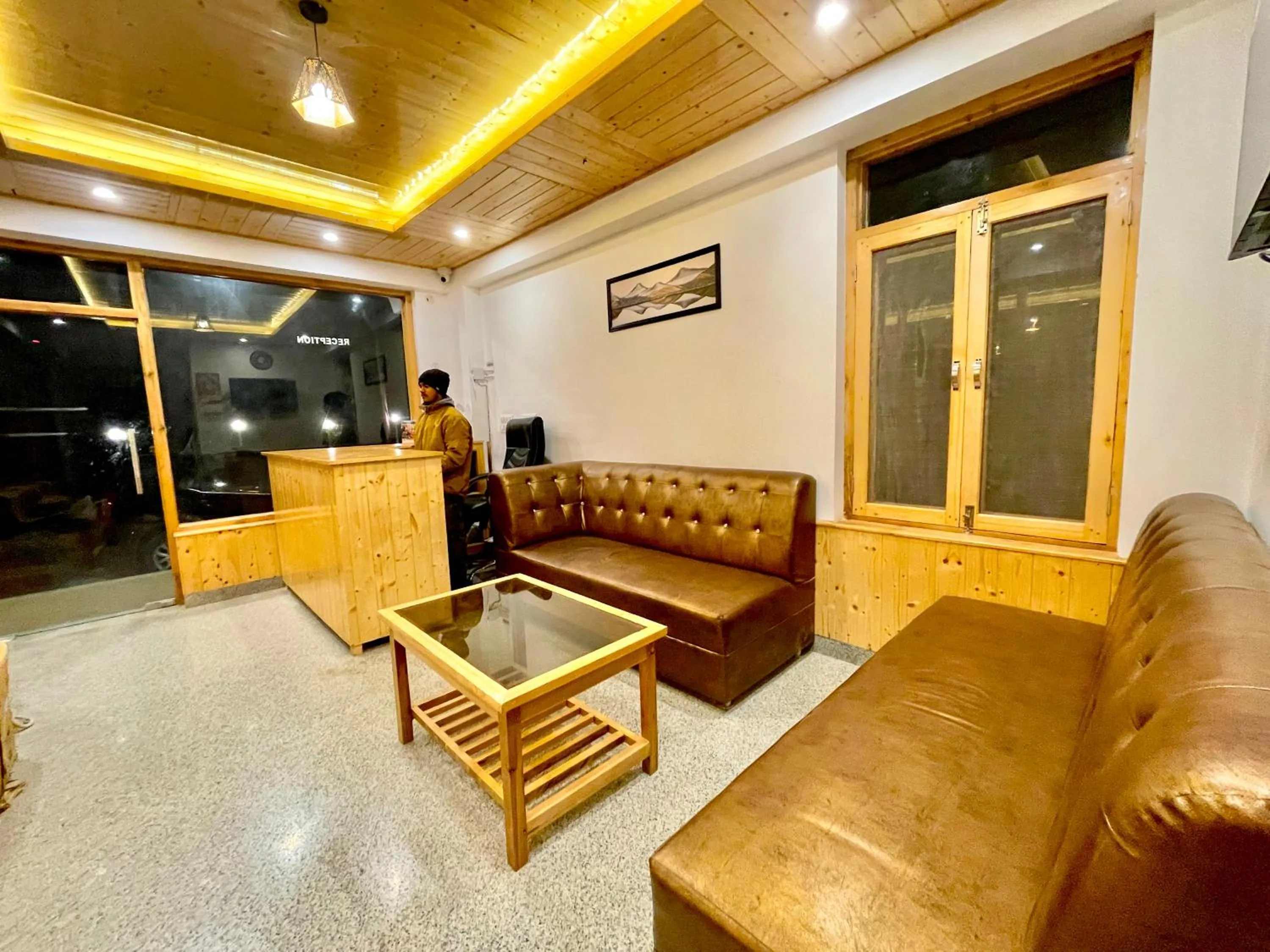 Seating area in Manali Outdoor Retreat by Sheosante