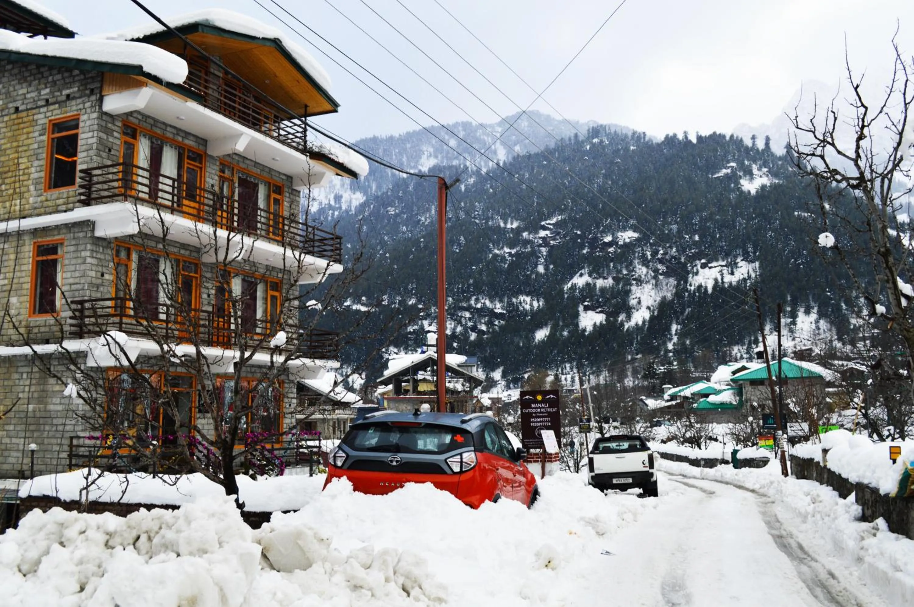 Property building in Manali Outdoor Retreat by Sheosante