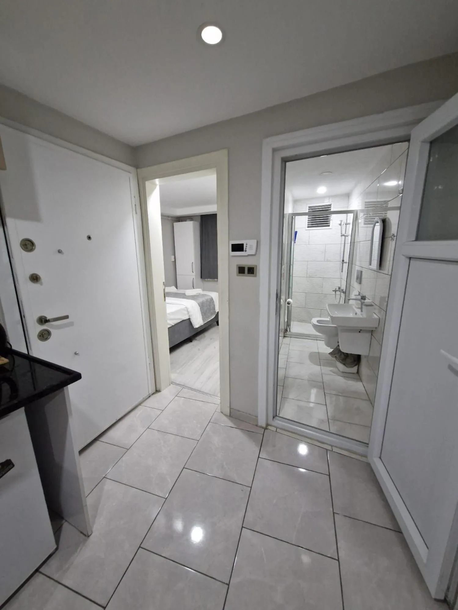 Photo of the whole room in JOE BLACK APART