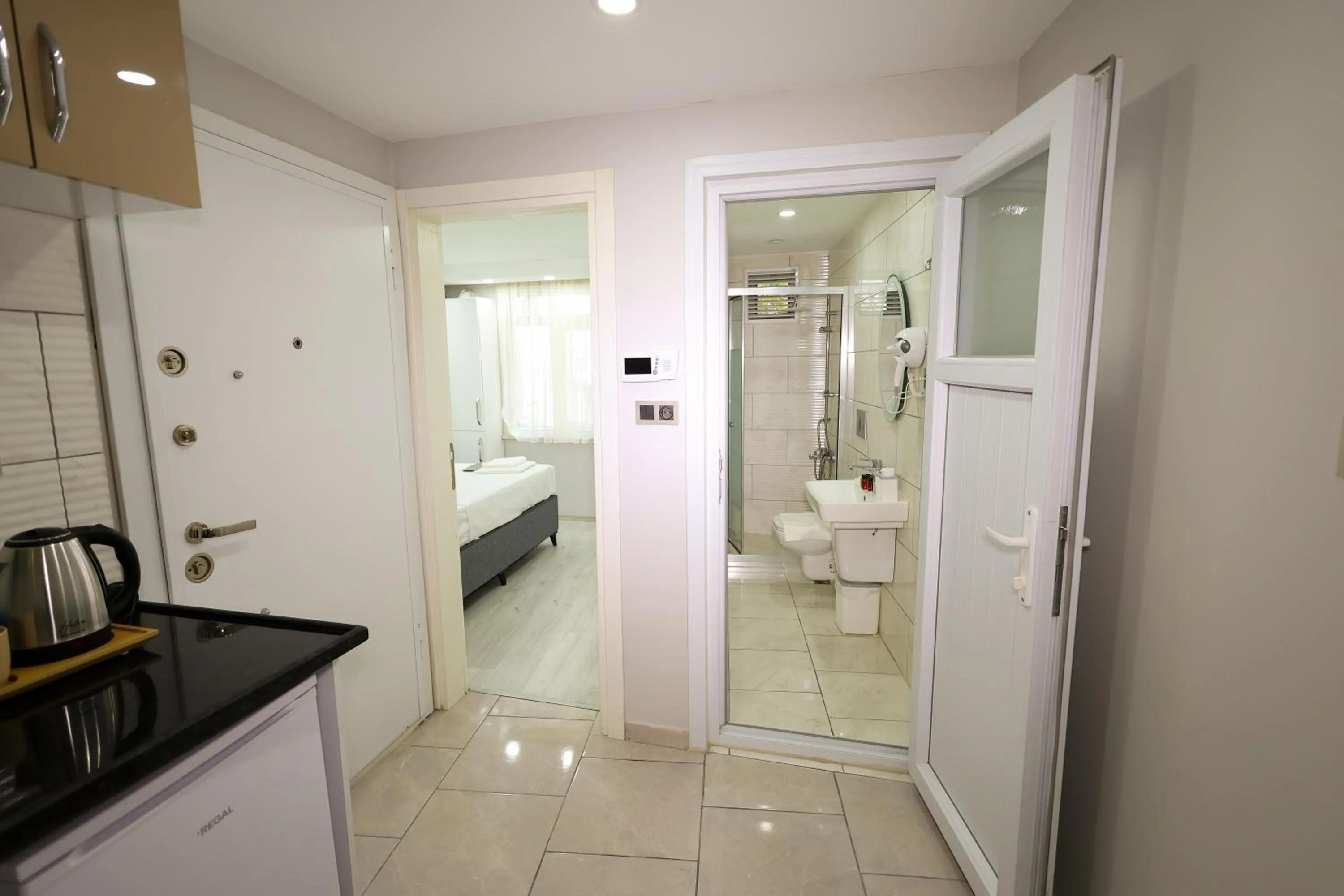 Shower in JOE BLACK APART