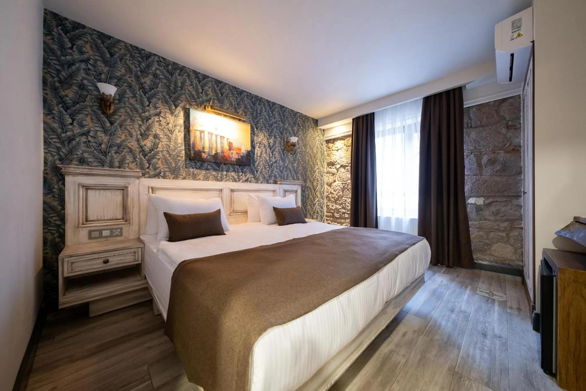 Bed in Assos Troy Port Hotel