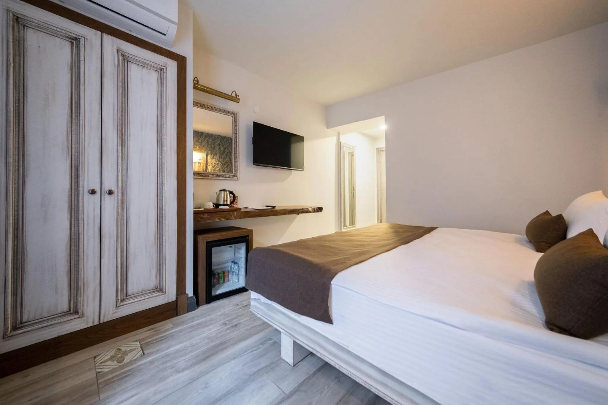 Bed in Assos Troy Port Hotel