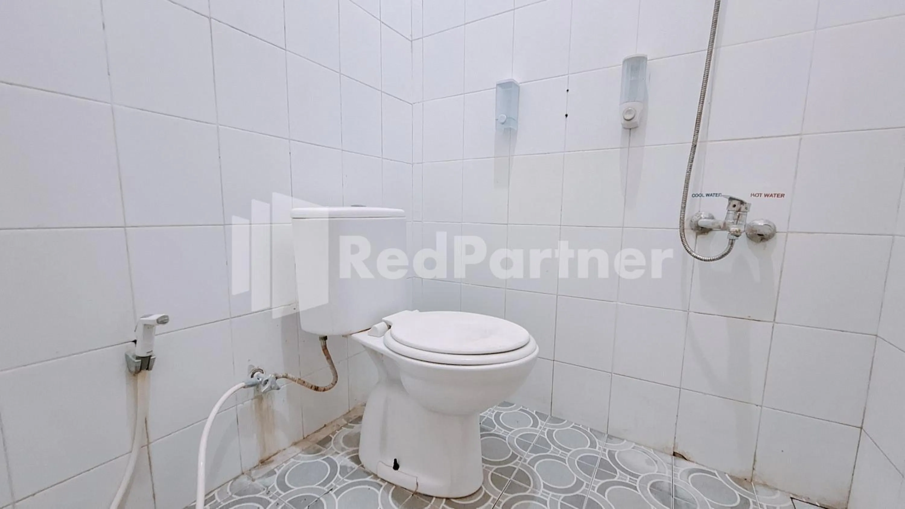 Bathroom in Calida Hotel Mitra RedDoorz near Alun Alun Wonosari