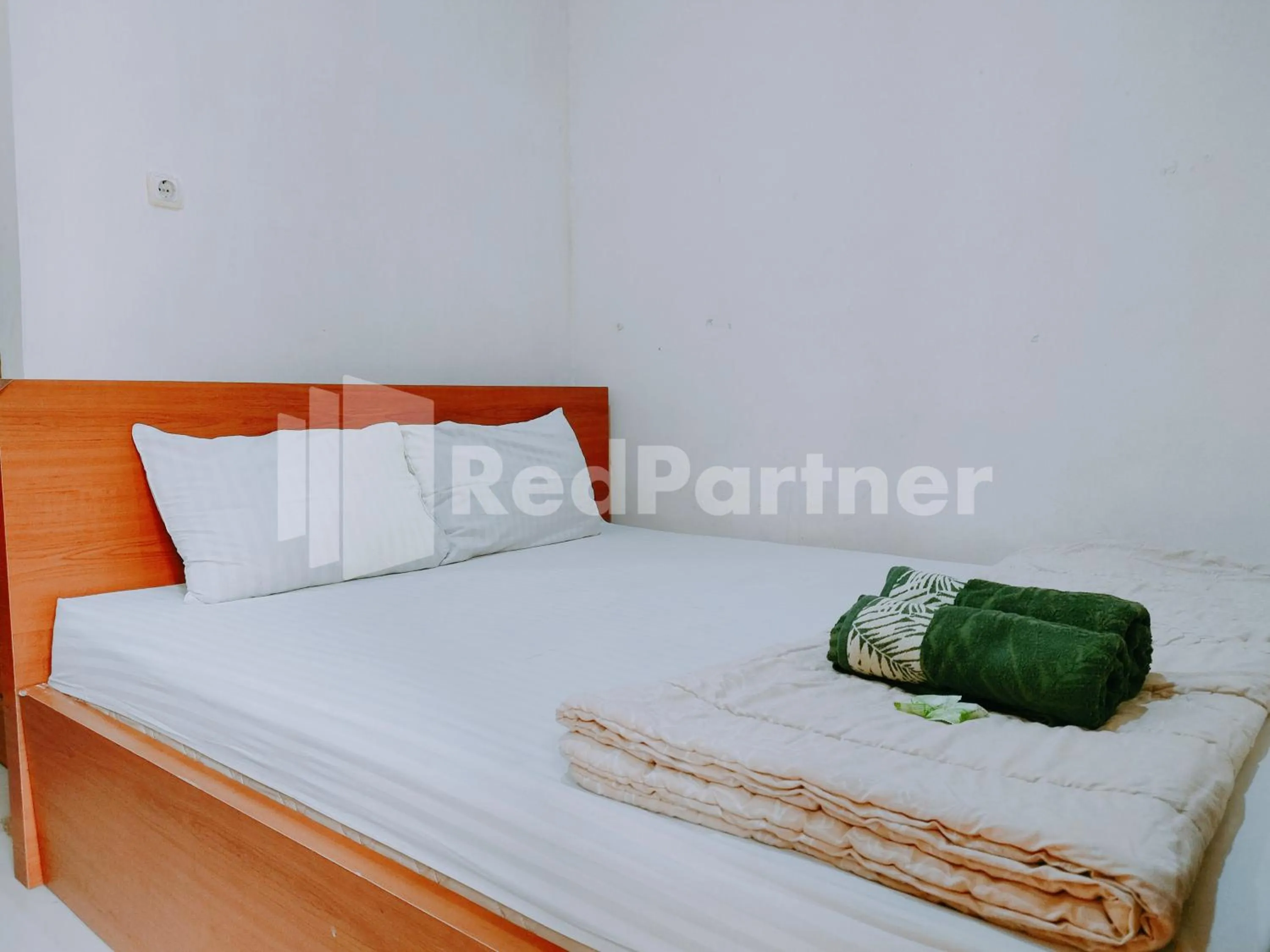 Bedroom, Bed in Calida Hotel Mitra RedDoorz near Alun Alun Wonosari