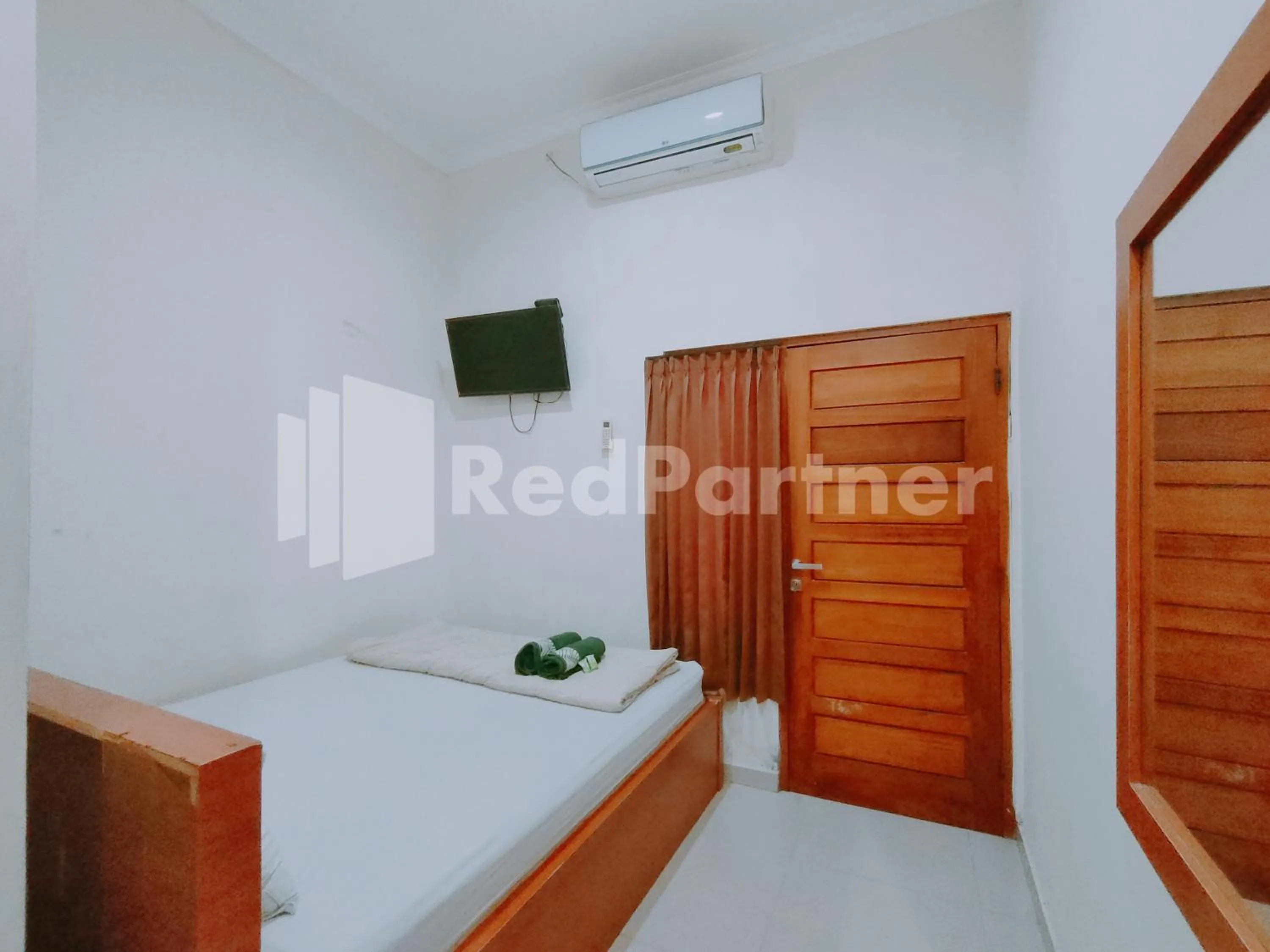 Bedroom, Bed in Calida Hotel Mitra RedDoorz near Alun Alun Wonosari