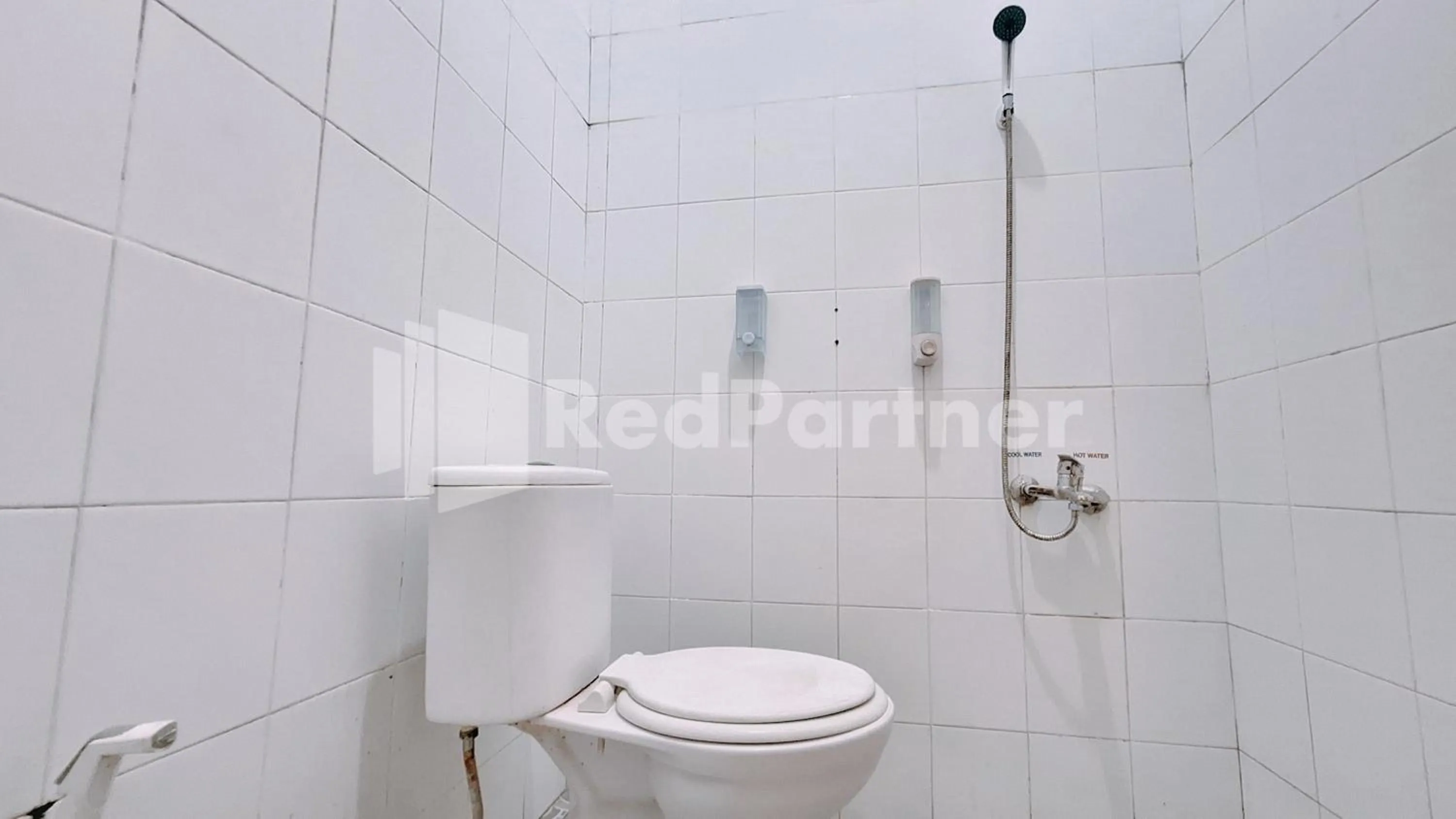 Bathroom in Calida Hotel Mitra RedDoorz near Alun Alun Wonosari