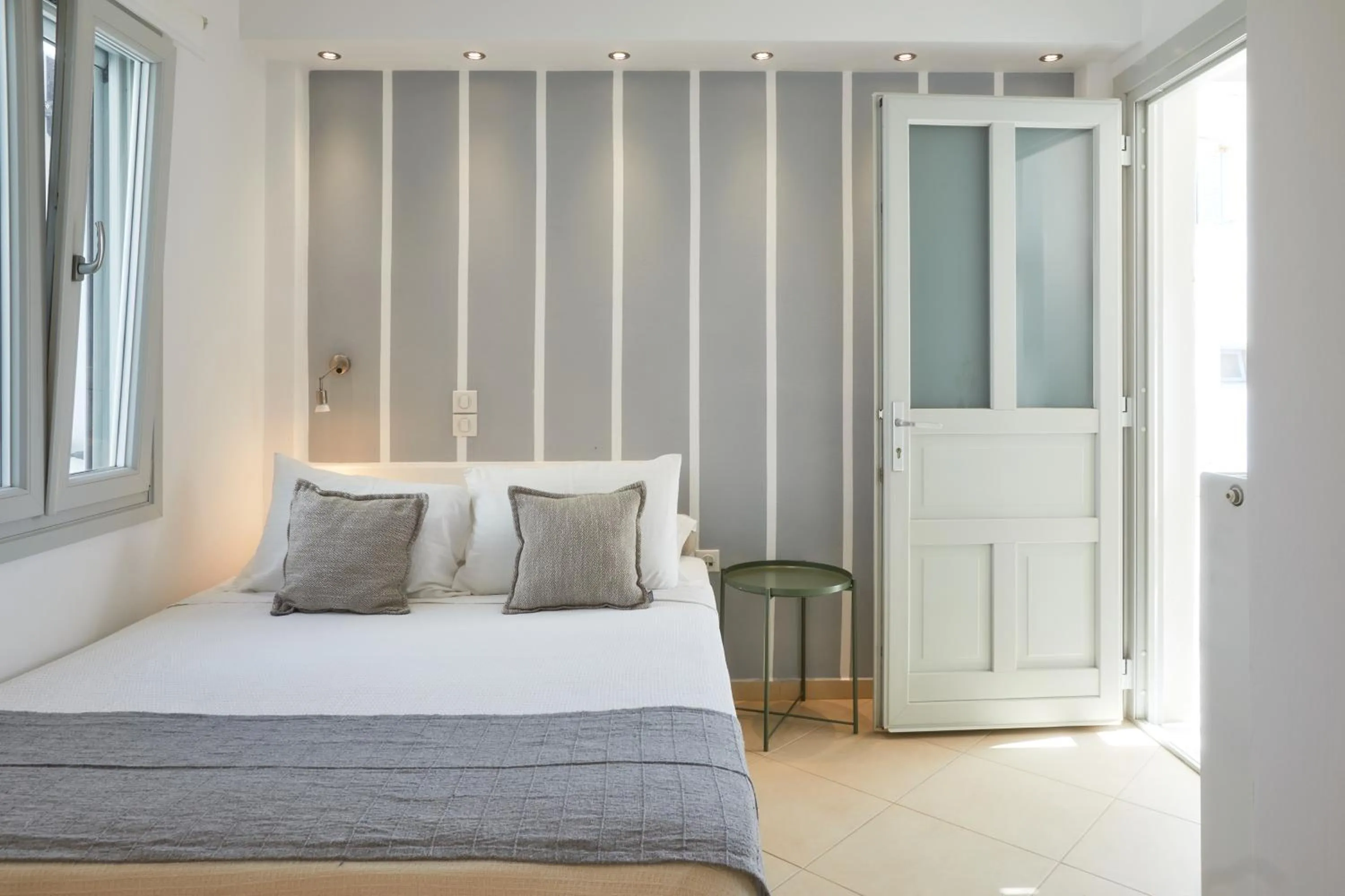 Facility for disabled guests, Bed in Romantica Suites