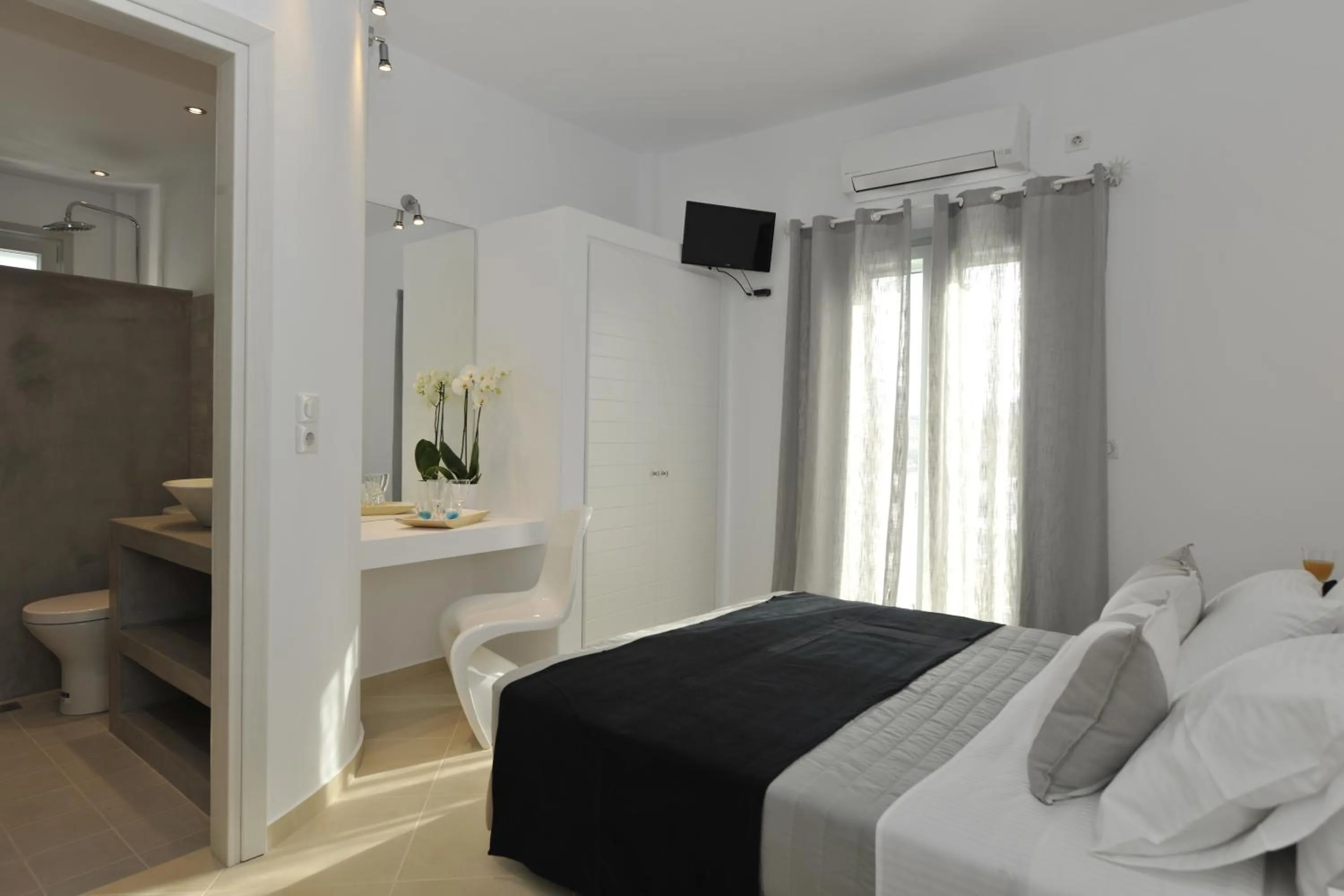 Bedroom, Bed in Romantica Suites