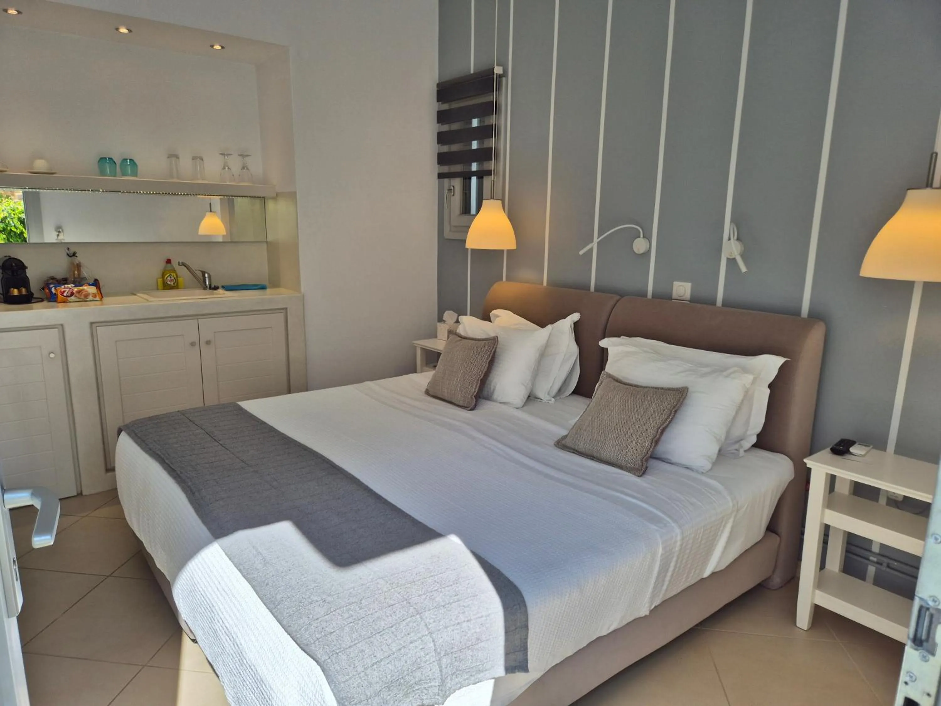 Kitchen or kitchenette, Bed in Romantica Suites