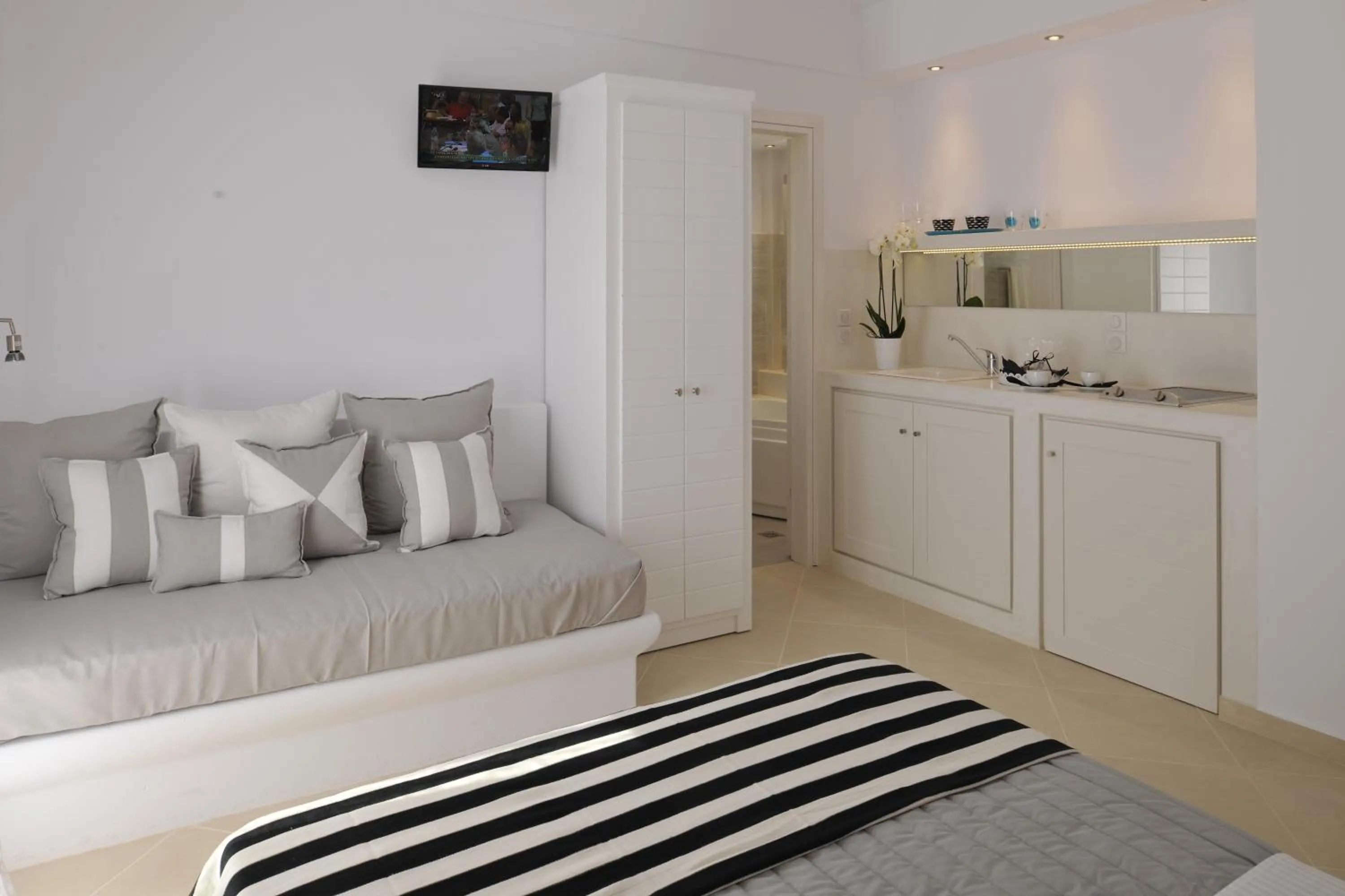 Seating area, Bed in Romantica Suites