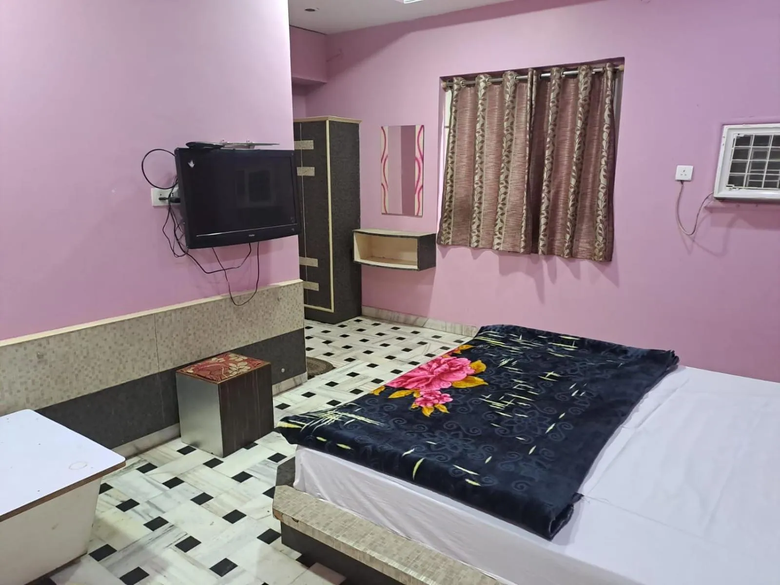 Bed in HOTEL HAYAT RESIDENCY