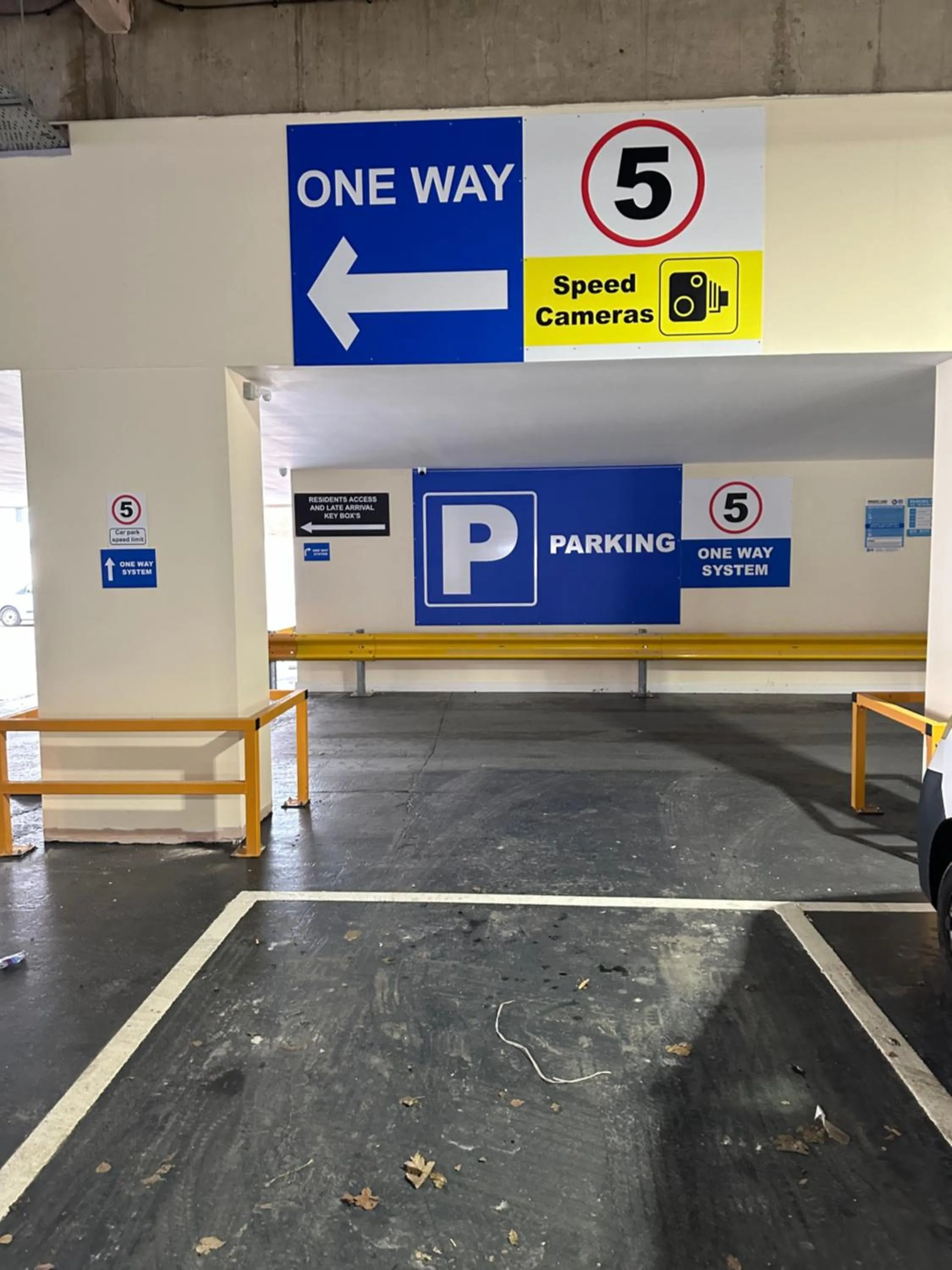 Parking in Maze apartments and rooms Free parking