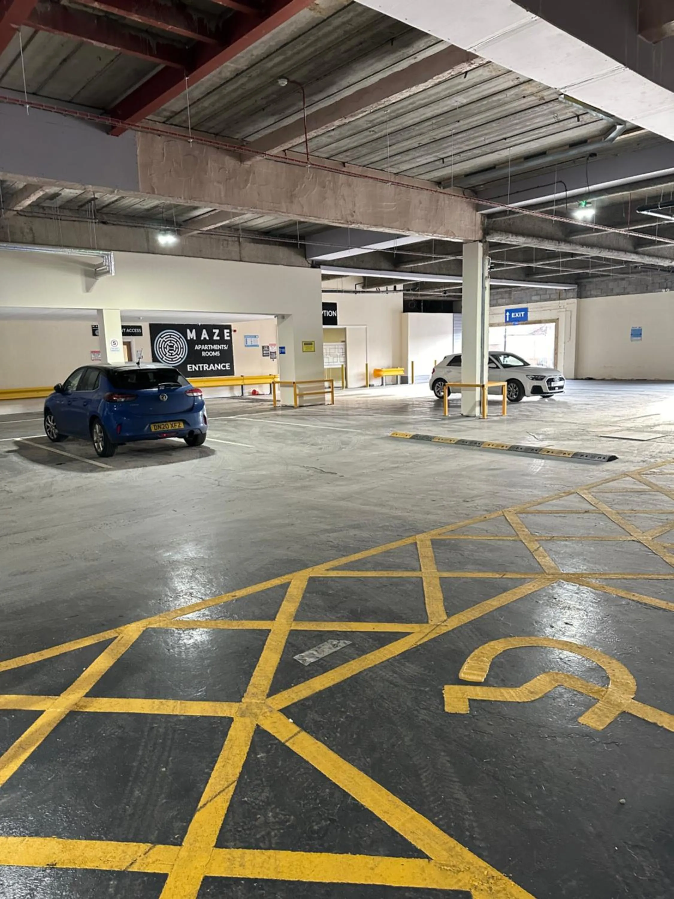 Parking in Maze apartments and rooms Free parking