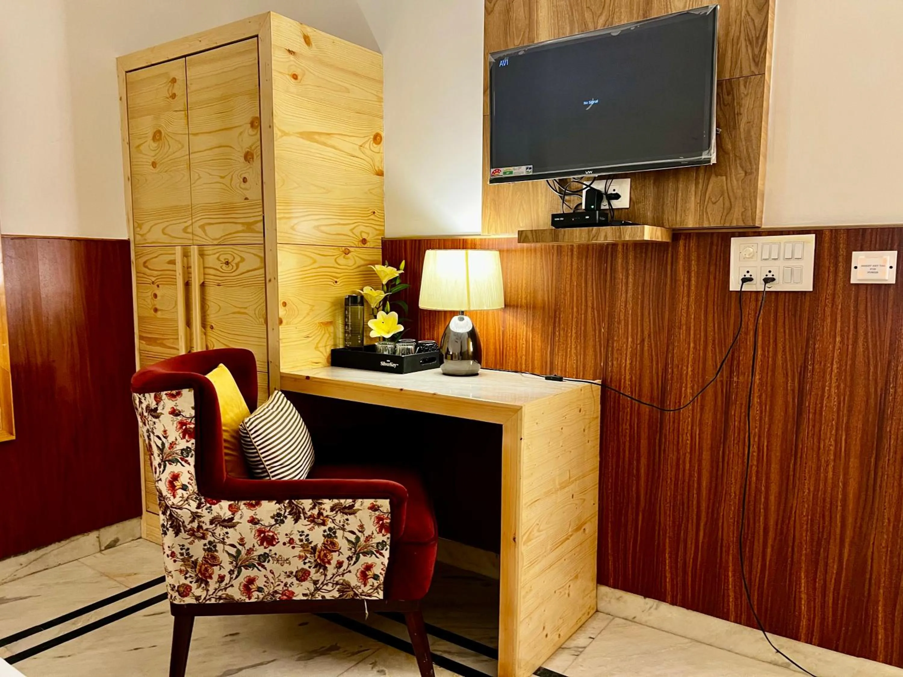 Divine Inn Hotel Near Rajouri Garden Main Market