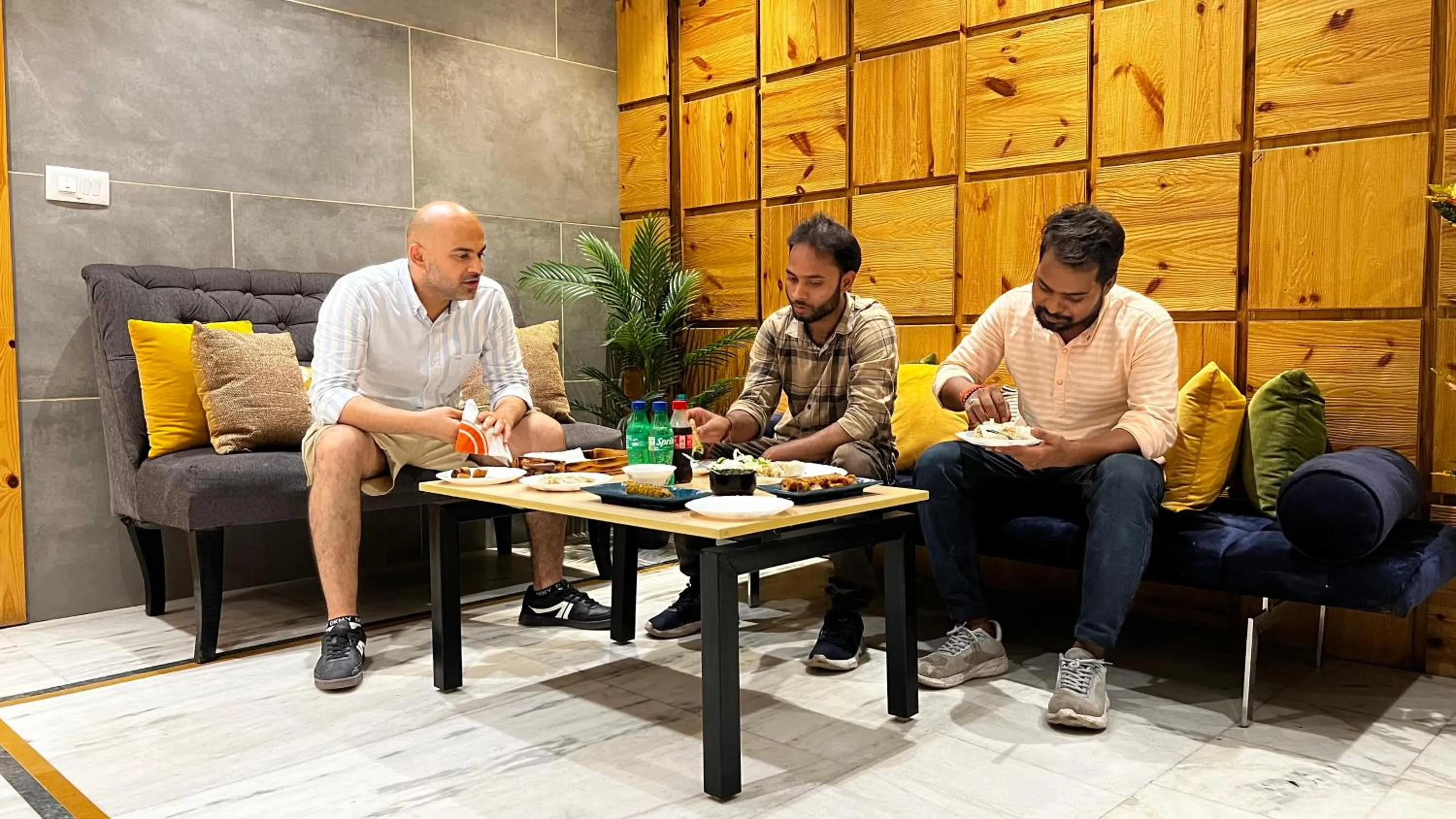 Dining area in Divine Inn Hotel Near Rajouri Garden Main Market