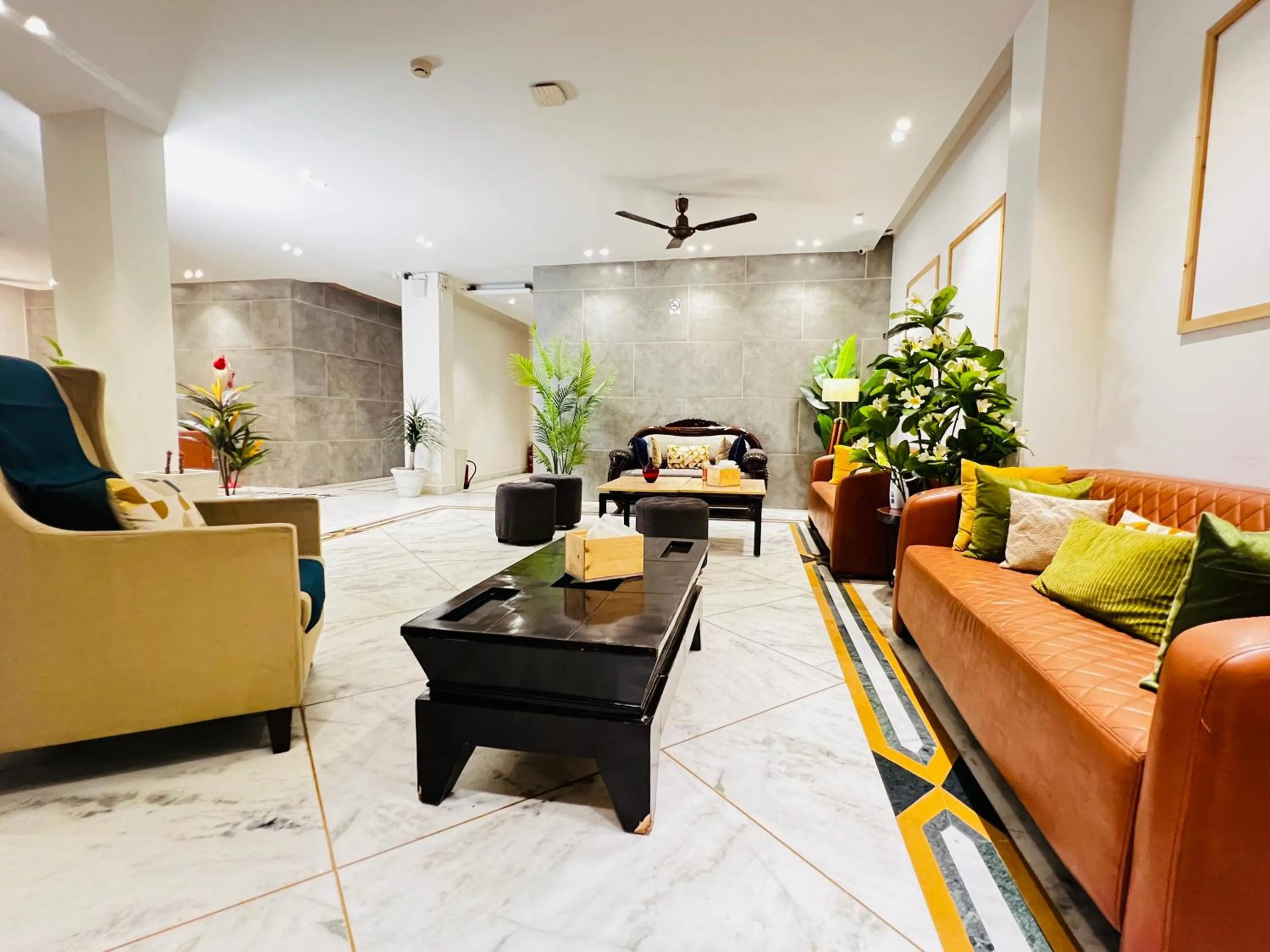 Divine Inn Hotel Near Rajouri Garden Main Market