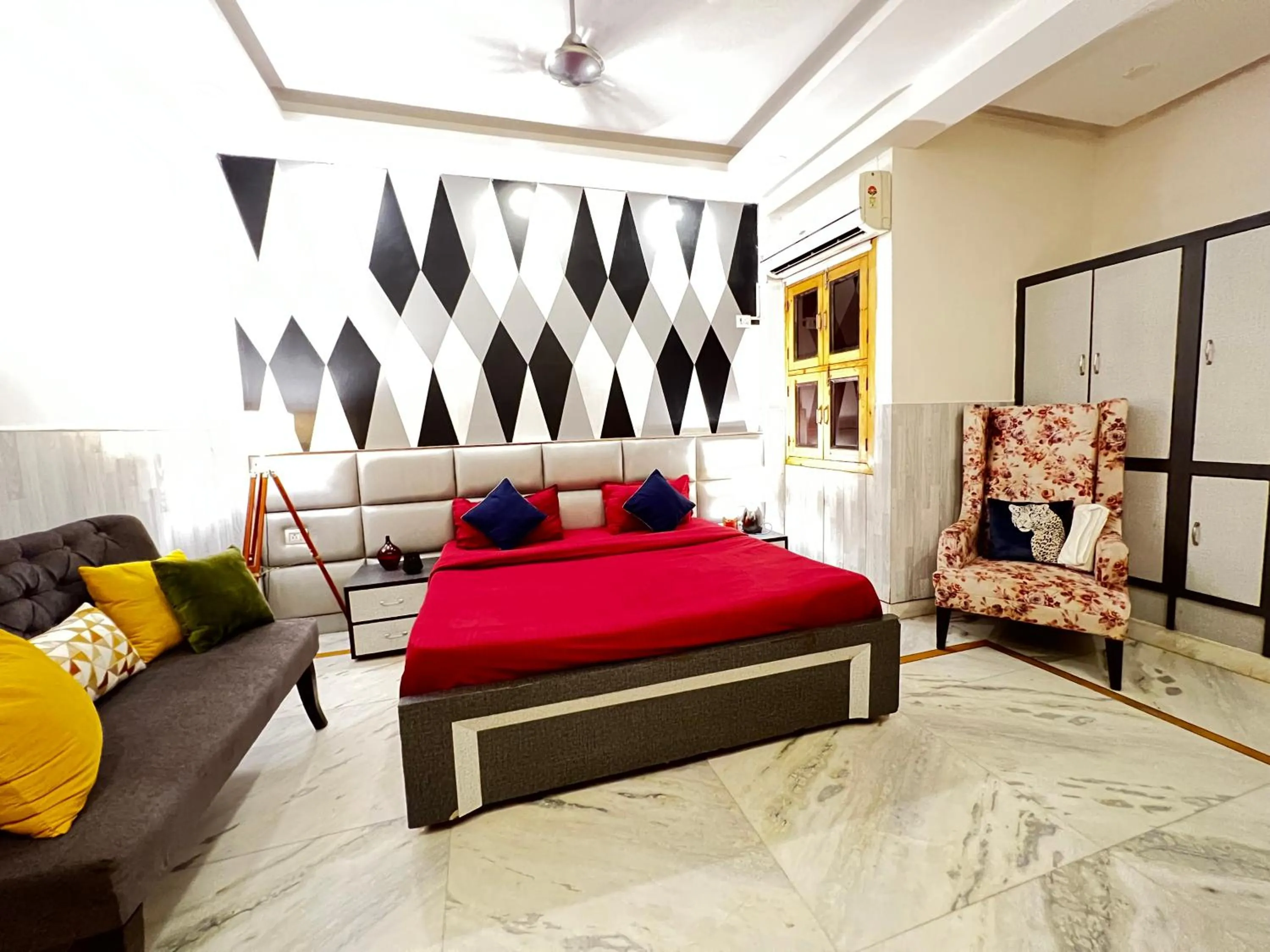 Bed in Divine Inn Hotel Near Rajouri Garden Main Market