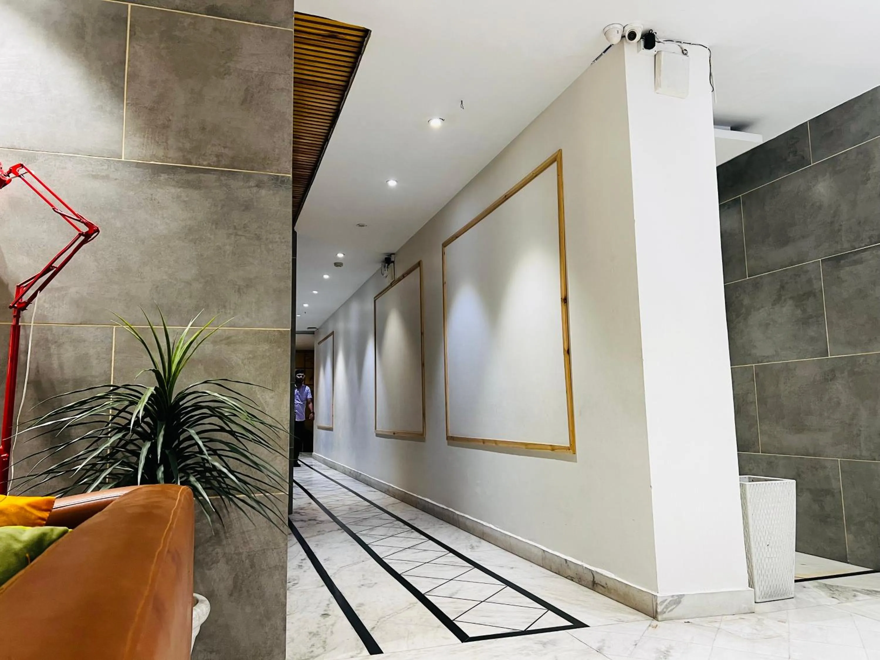 Divine Inn Hotel Near Rajouri Garden Main Market