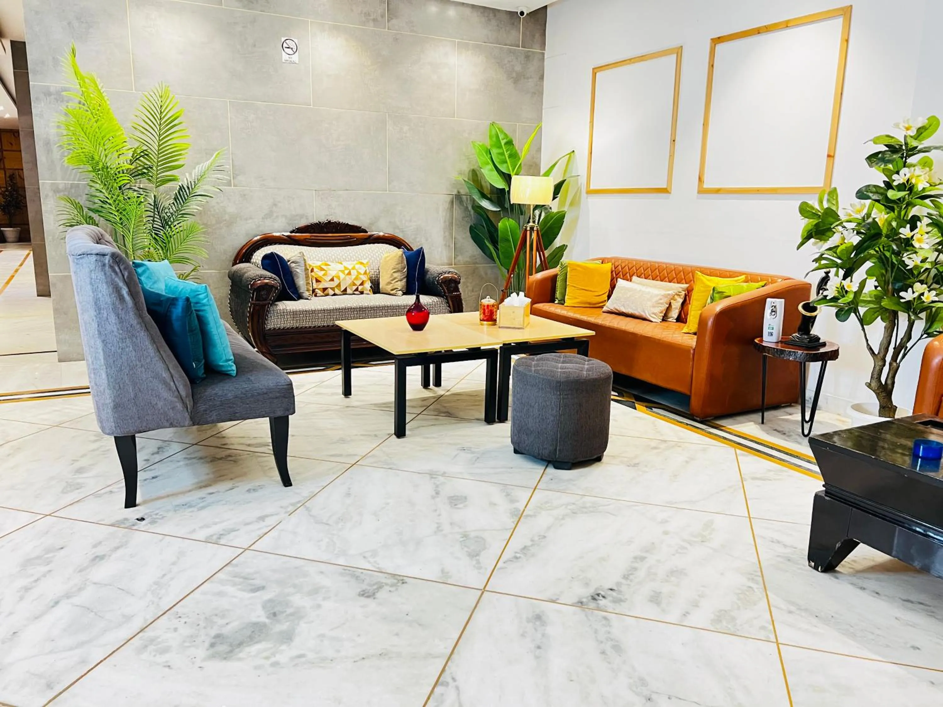 Divine Inn Hotel Near Rajouri Garden Main Market