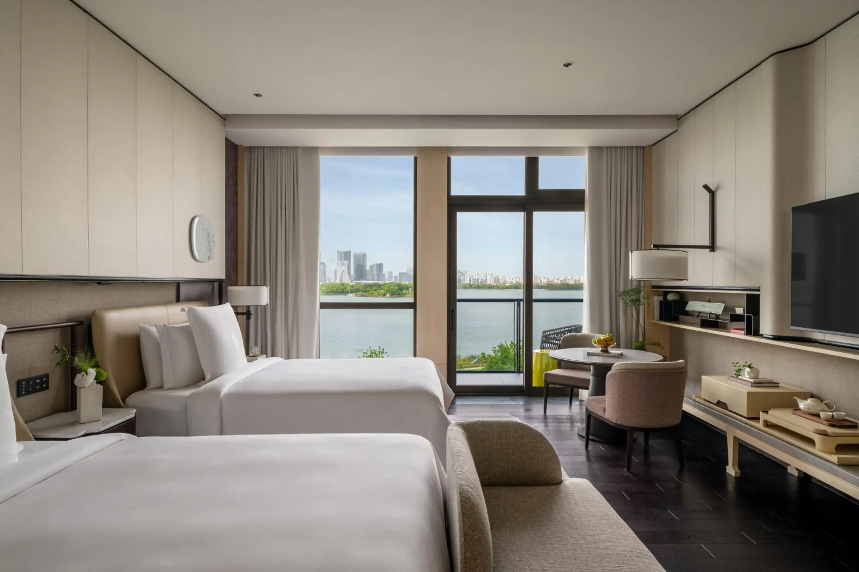 Premier Lake View Room Twin in Four Seasons Hotel Suzhou Premier Lake View Room Twin in Four Seasons Hotel Suzhou