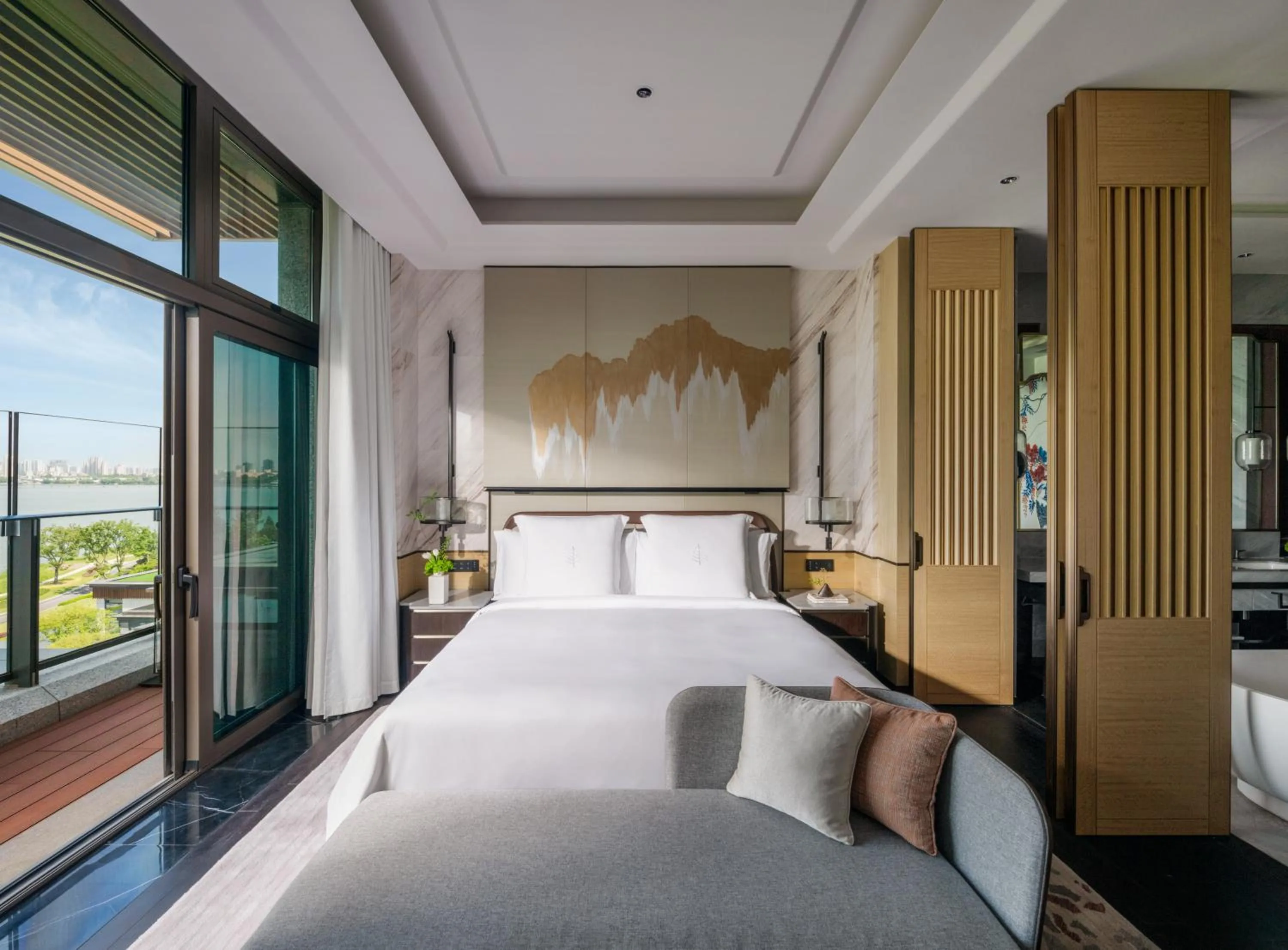 Photo of the whole room, Bed in Four Seasons Hotel Suzhou