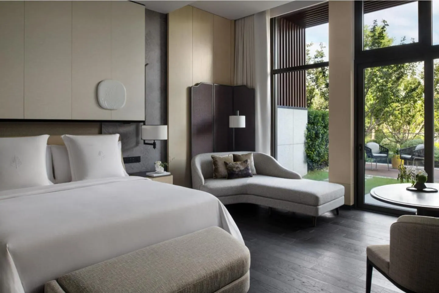 Photo of the whole room, Bed in Four Seasons Hotel Suzhou