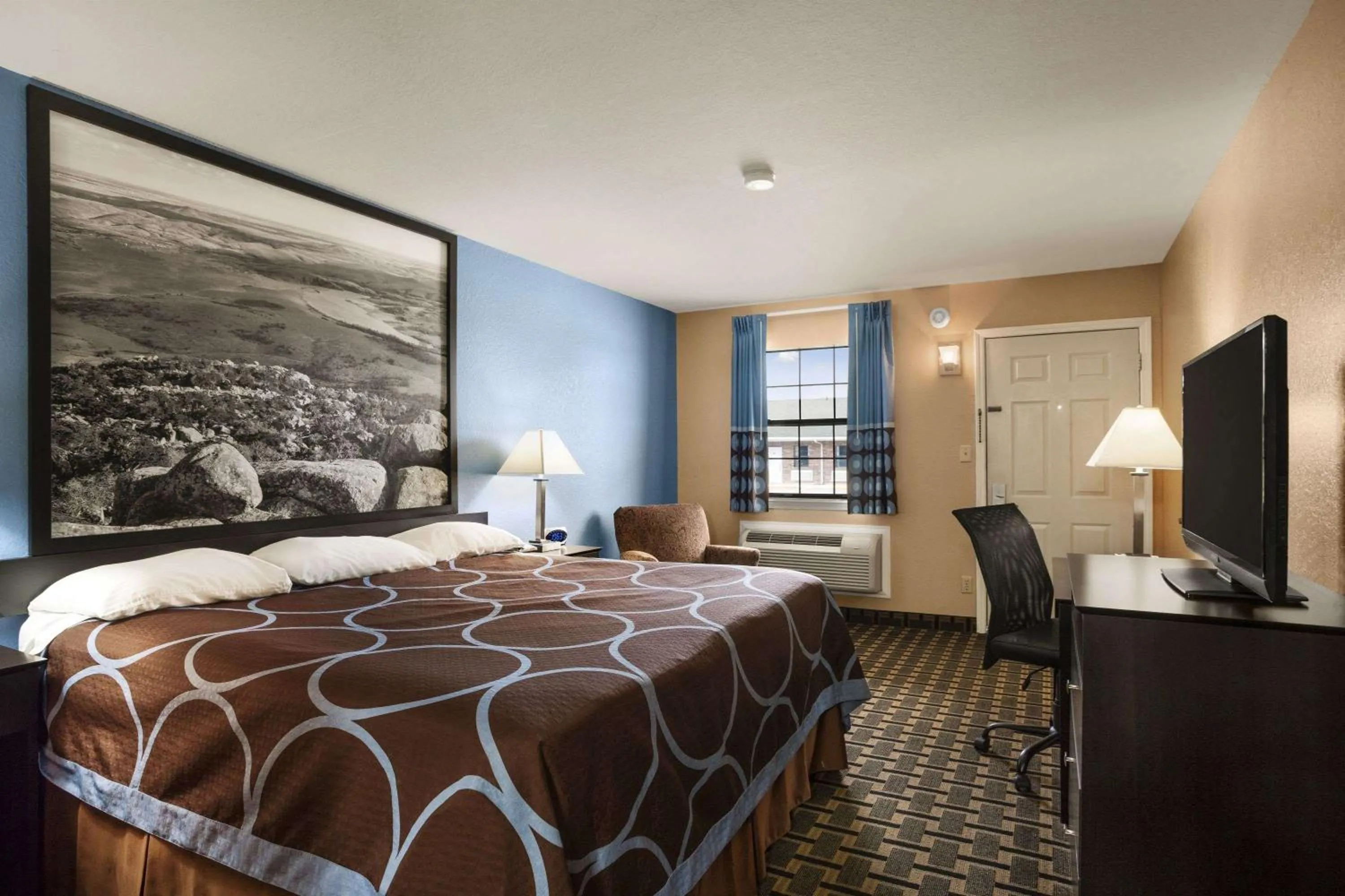 Photo of the whole room, Bed in Super 8 by Wyndham Henryetta