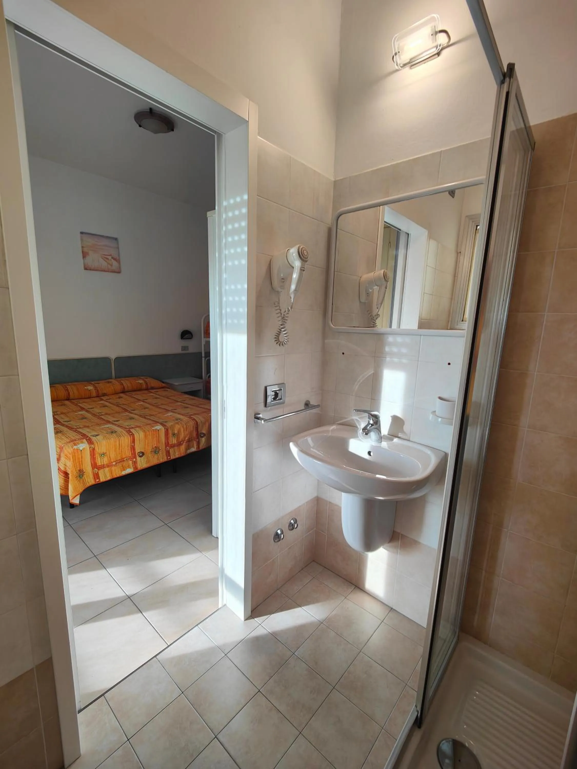 Shower, Bed in Hotel Ben Hur