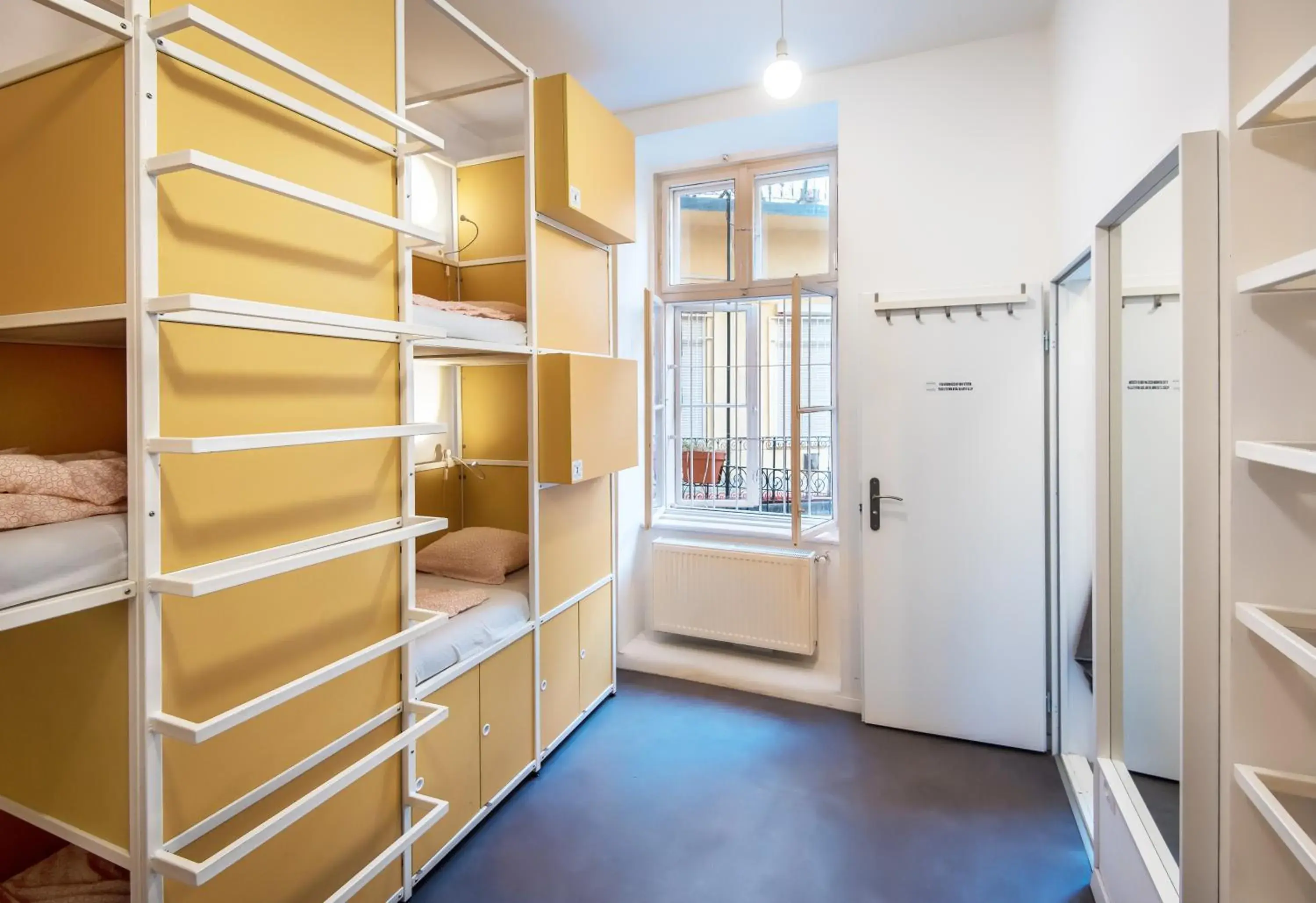 6-Bed Room with Private Bathroom in Avenue Hostel 6-Bed Room with Private Bathroom in Avenue Hostel