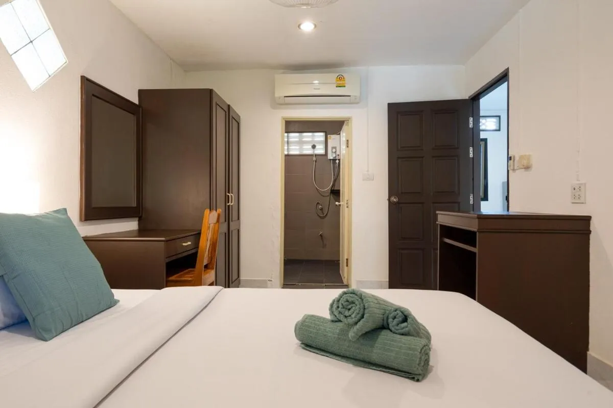 Bed in Lanta School Beach Resort