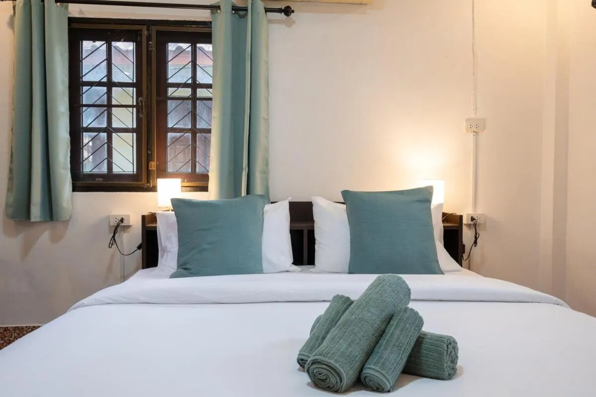 Bed in Lanta School Beach Resort