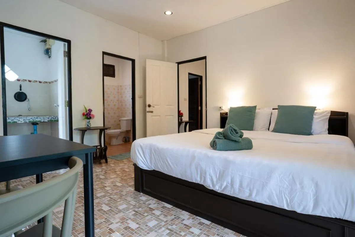 Bed in Lanta School Beach Resort