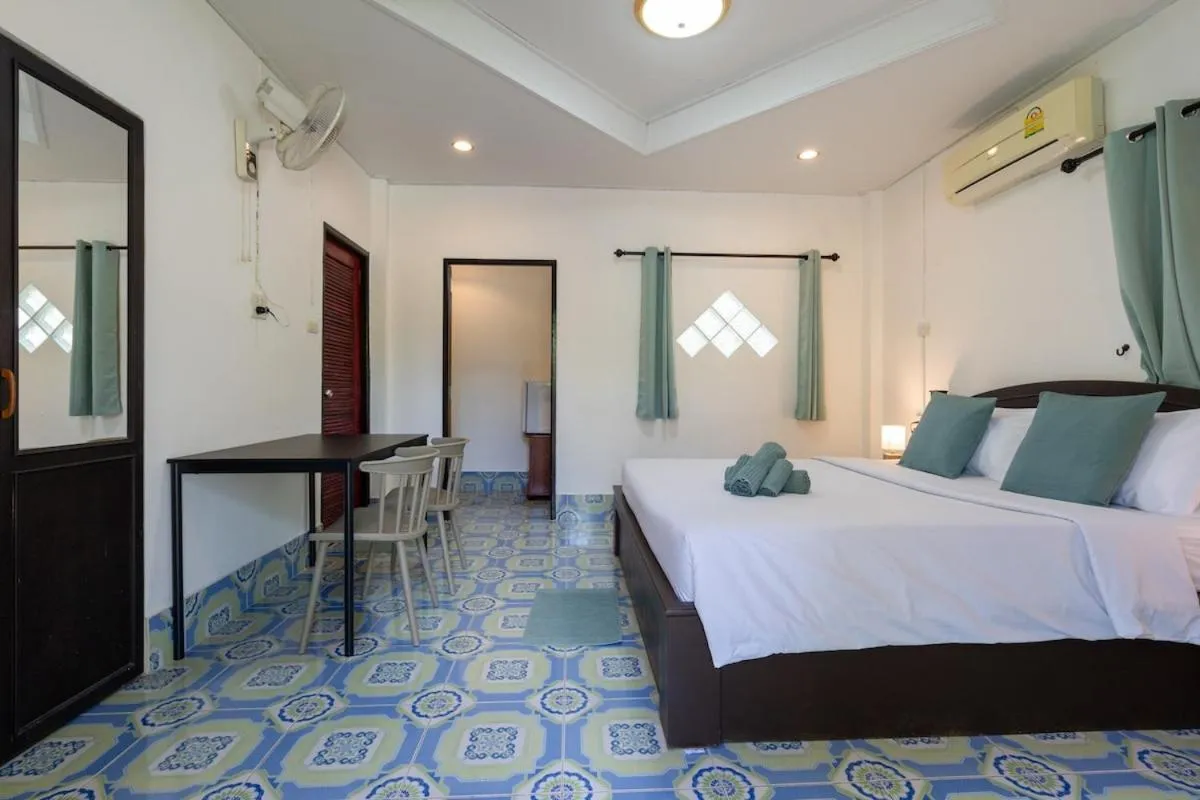 Bed in Lanta School Beach Resort