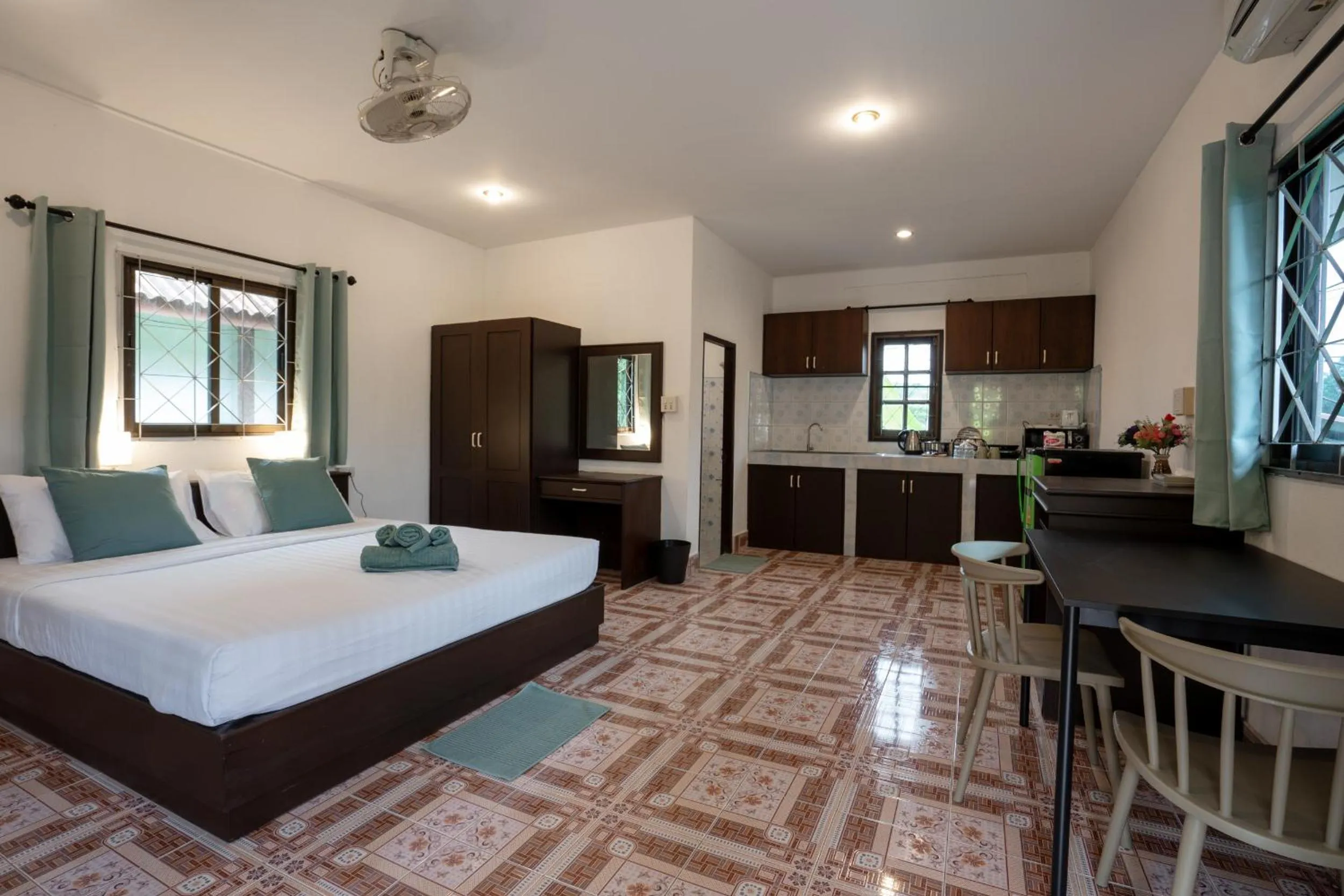 Bed in Lanta School Beach Resort