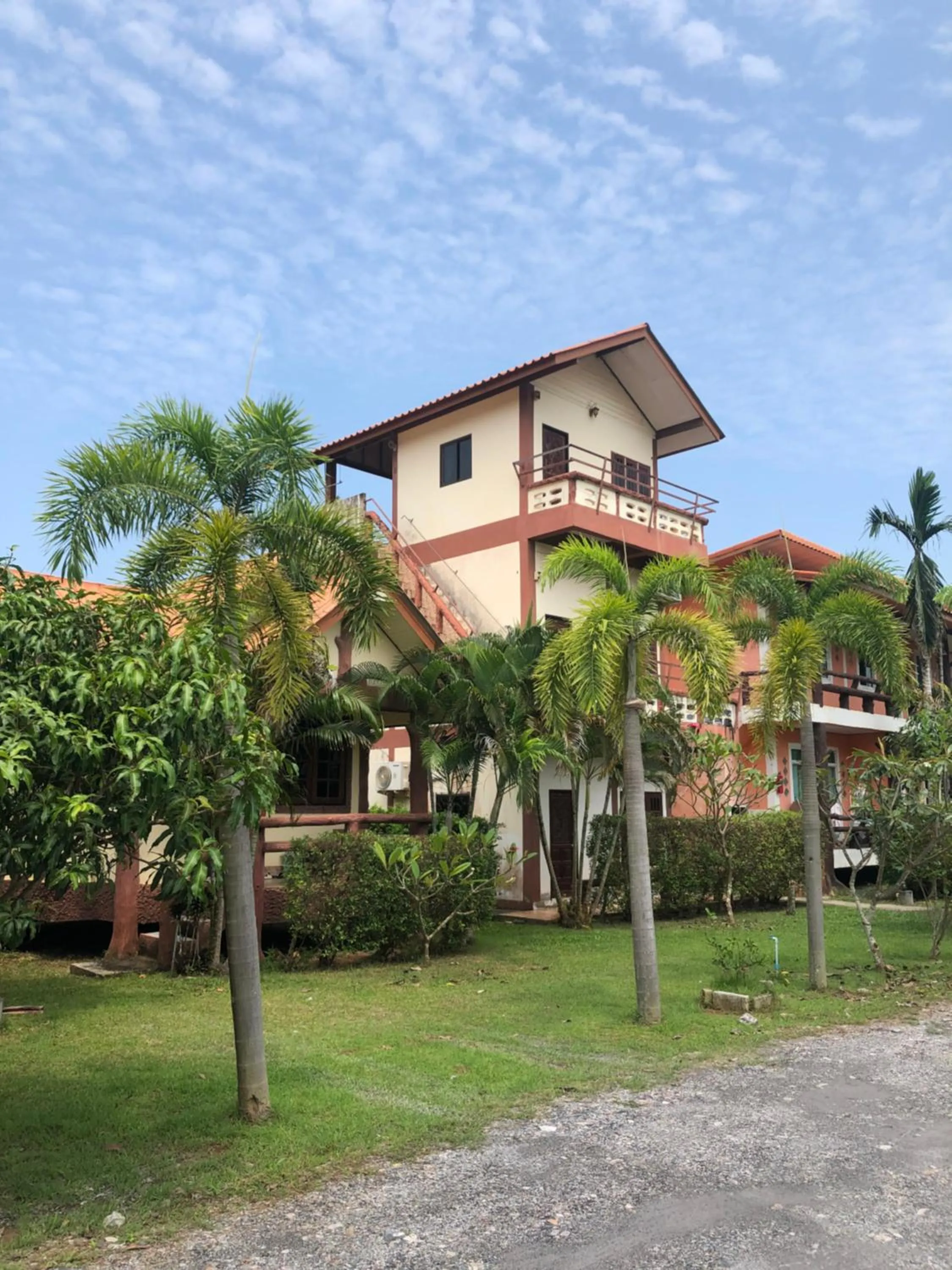 Property building in Lanta School Beach Resort