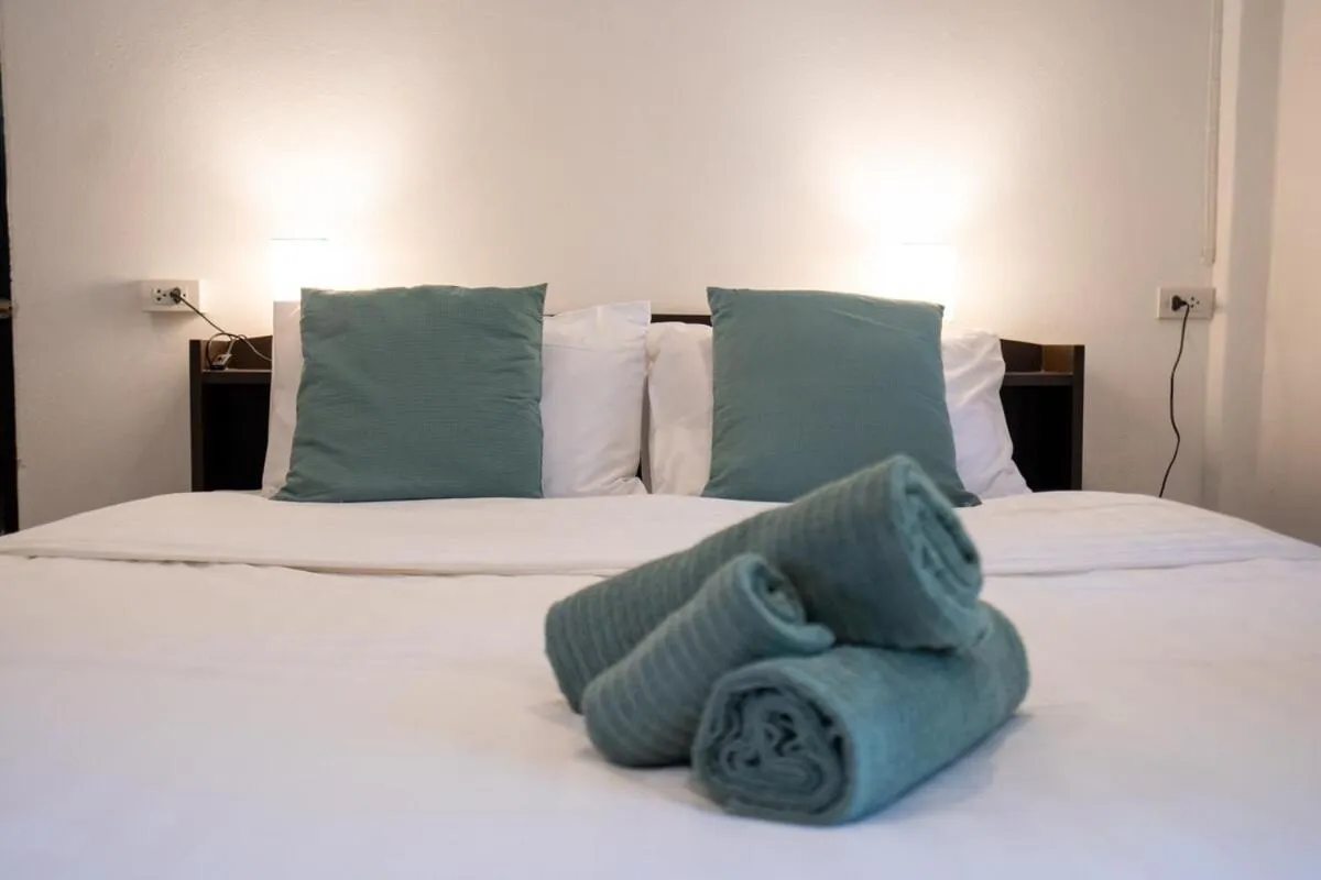 Bed in Lanta School Beach Resort