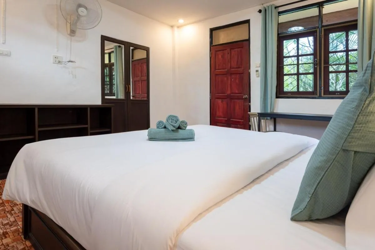 Bed in Lanta School Beach Resort