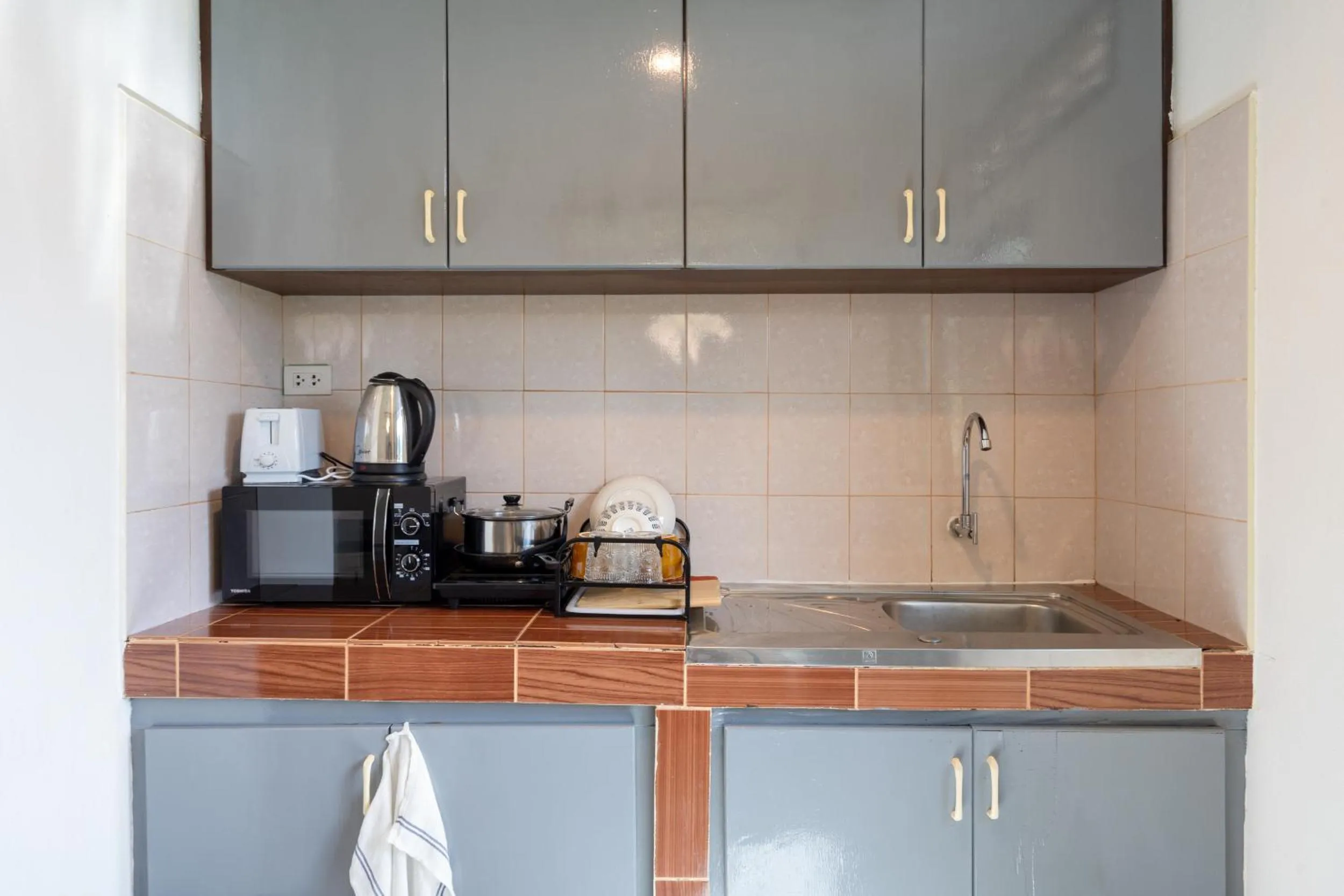 Kitchen or kitchenette in Lanta School Beach Resort