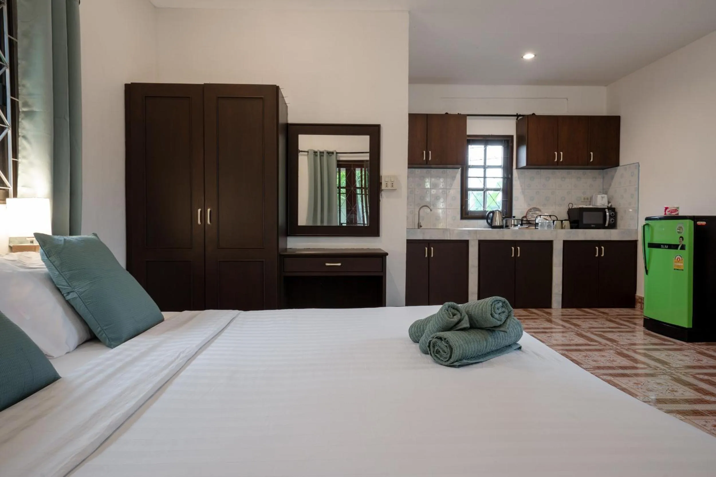 Kitchen or kitchenette, Bed in Lanta School Beach Resort