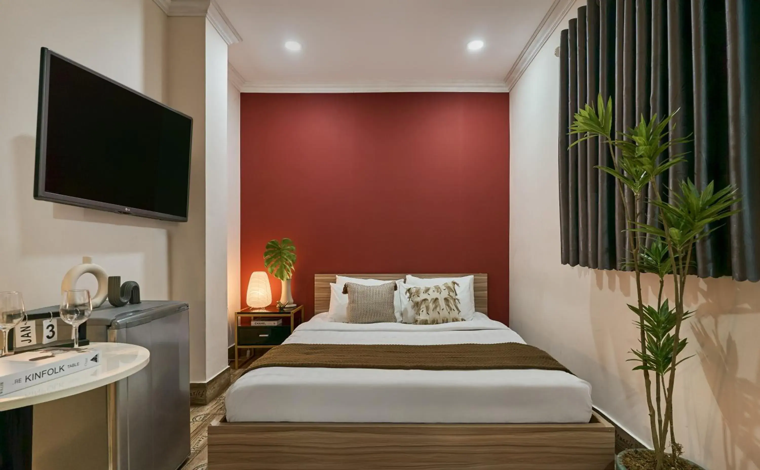 Small Double Room in The Passion Hotel Airport - 5 minutes to Tan Son Nhat Small Double Room in The Passion Hotel Airport - 5 minutes to Tan Son Nhat