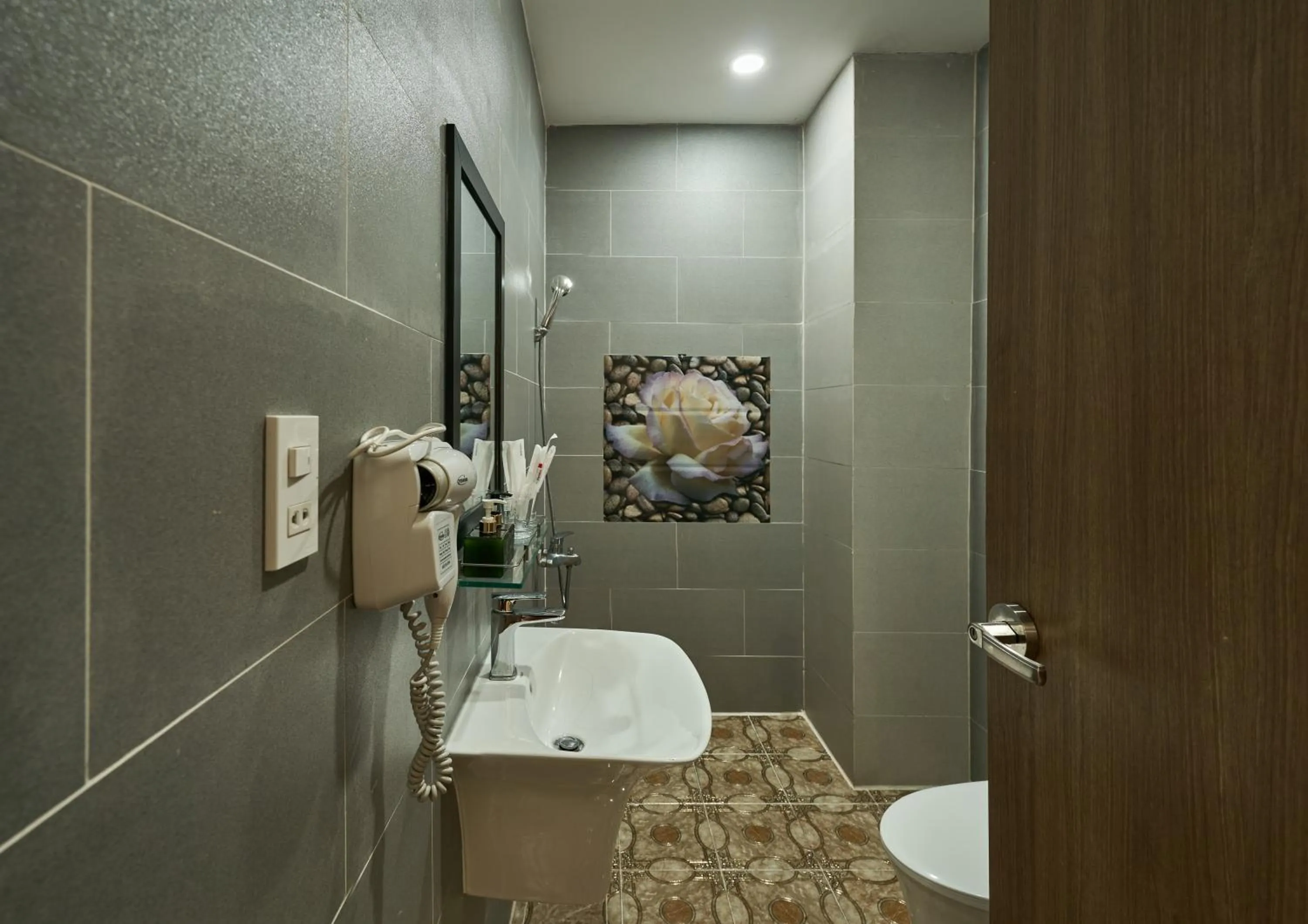 Shower in The Passion Hotel Airport - 5 minutes to Tan Son Nhat