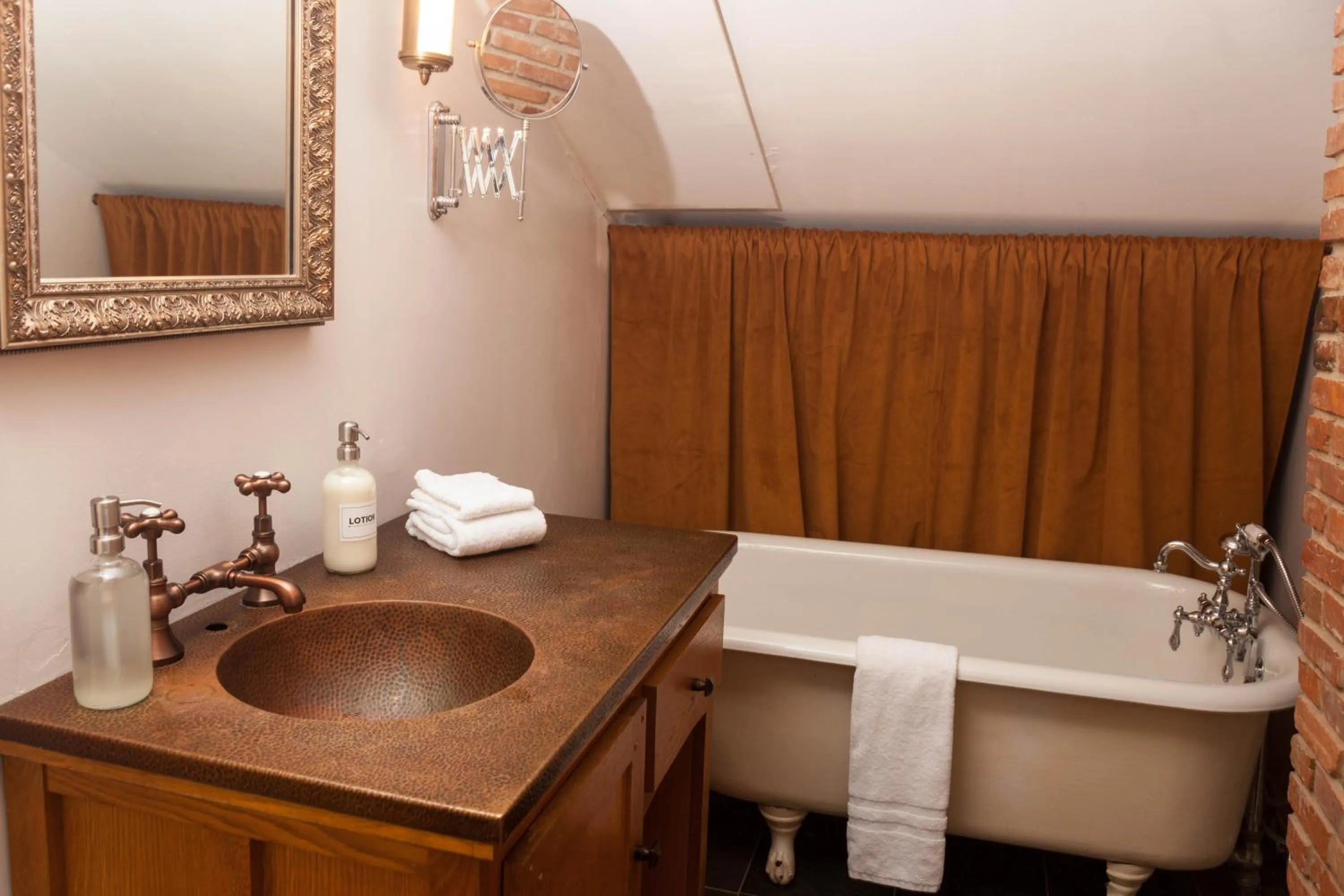 Bathroom in Argos Inn - Ithaca's Boutique Hotel