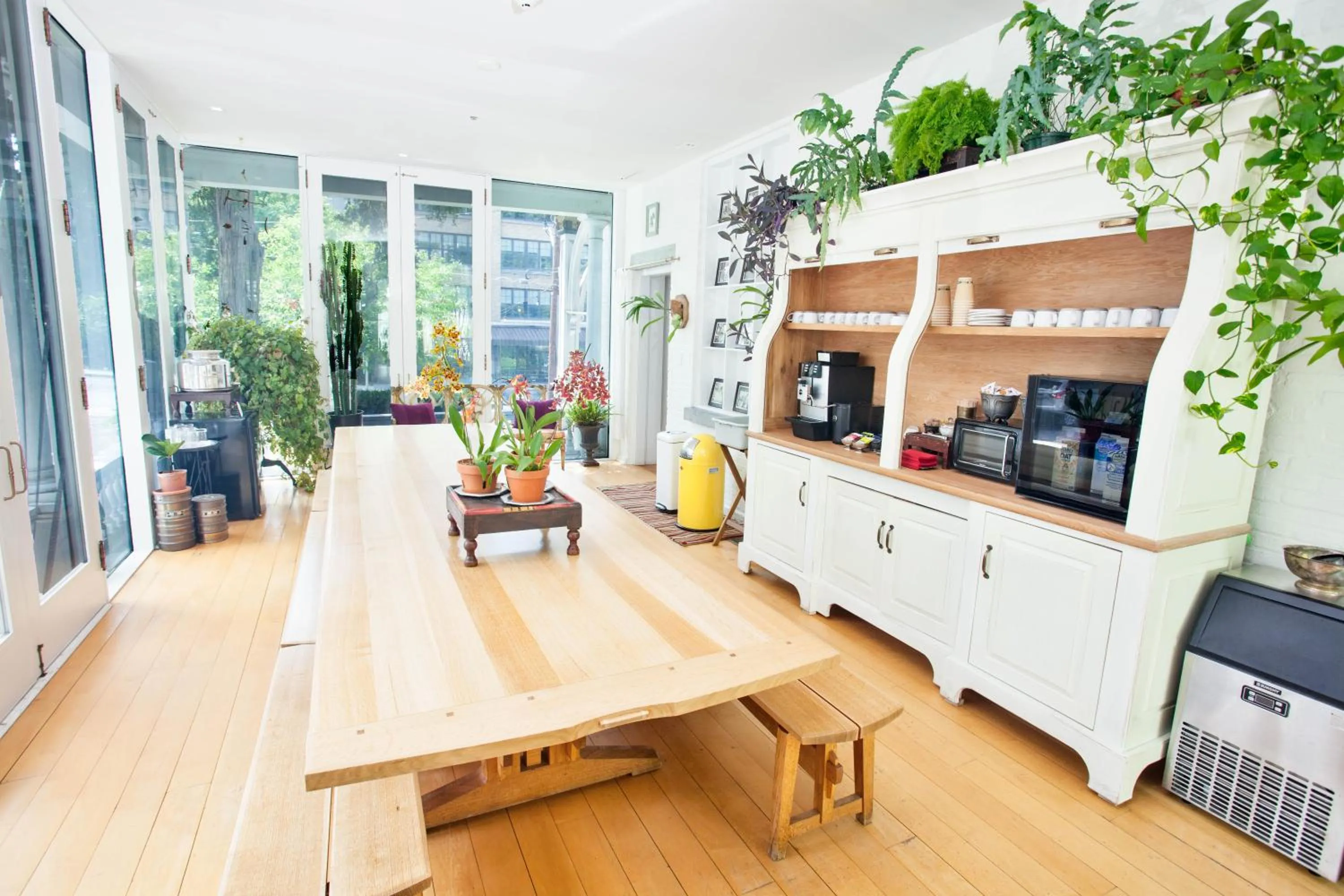 Communal lounge/ TV room in Argos Inn - Ithaca's Boutique Hotel