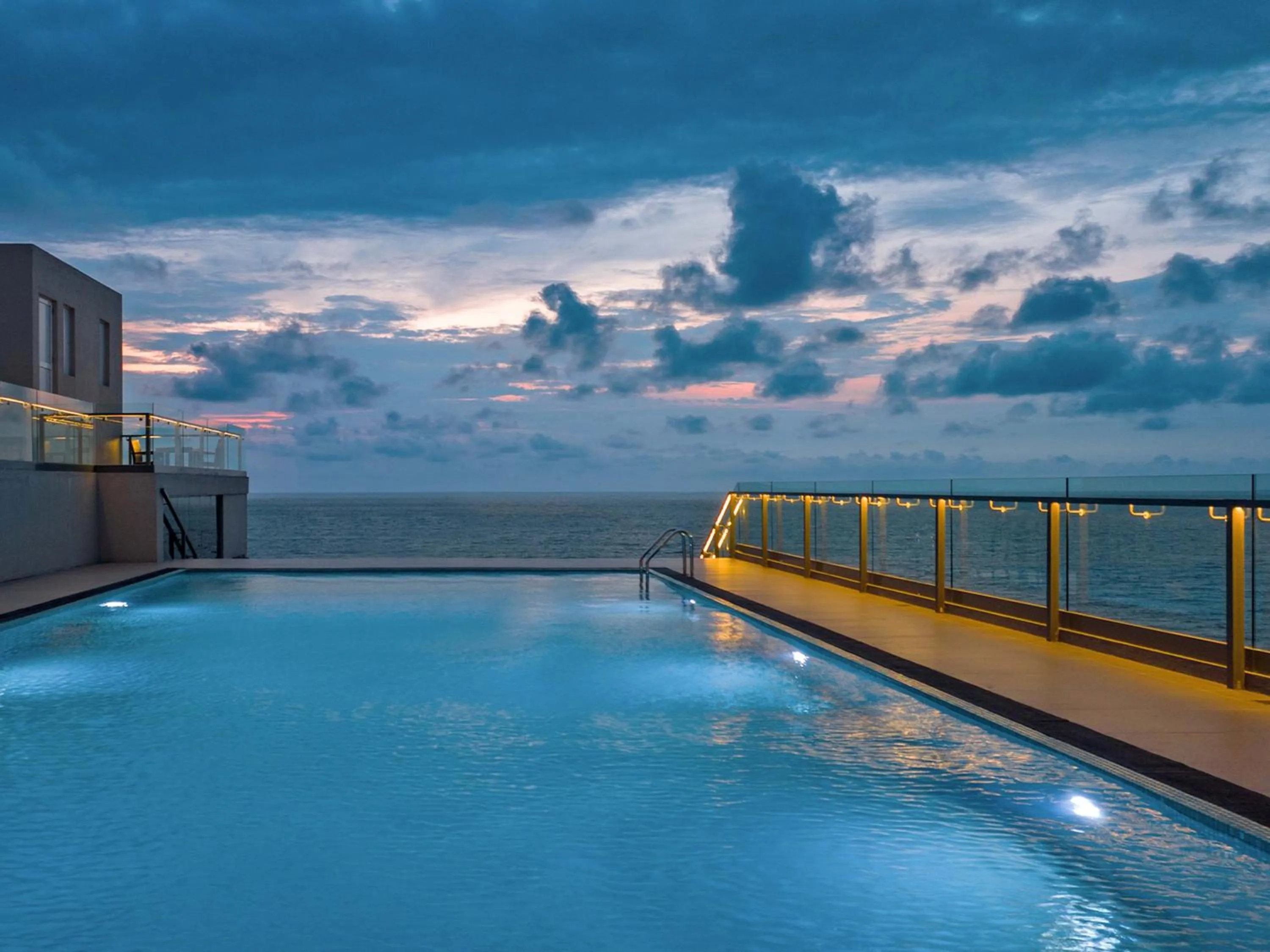 Swimming pool in Corundum Breeze Negombo